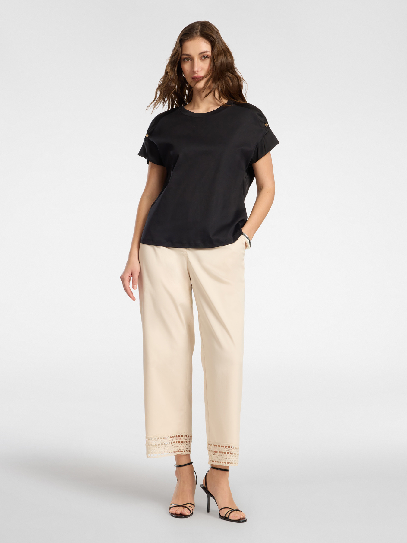 Camiseta de algod&oacute;n con aplicaciones met&aacute;licas image number 2