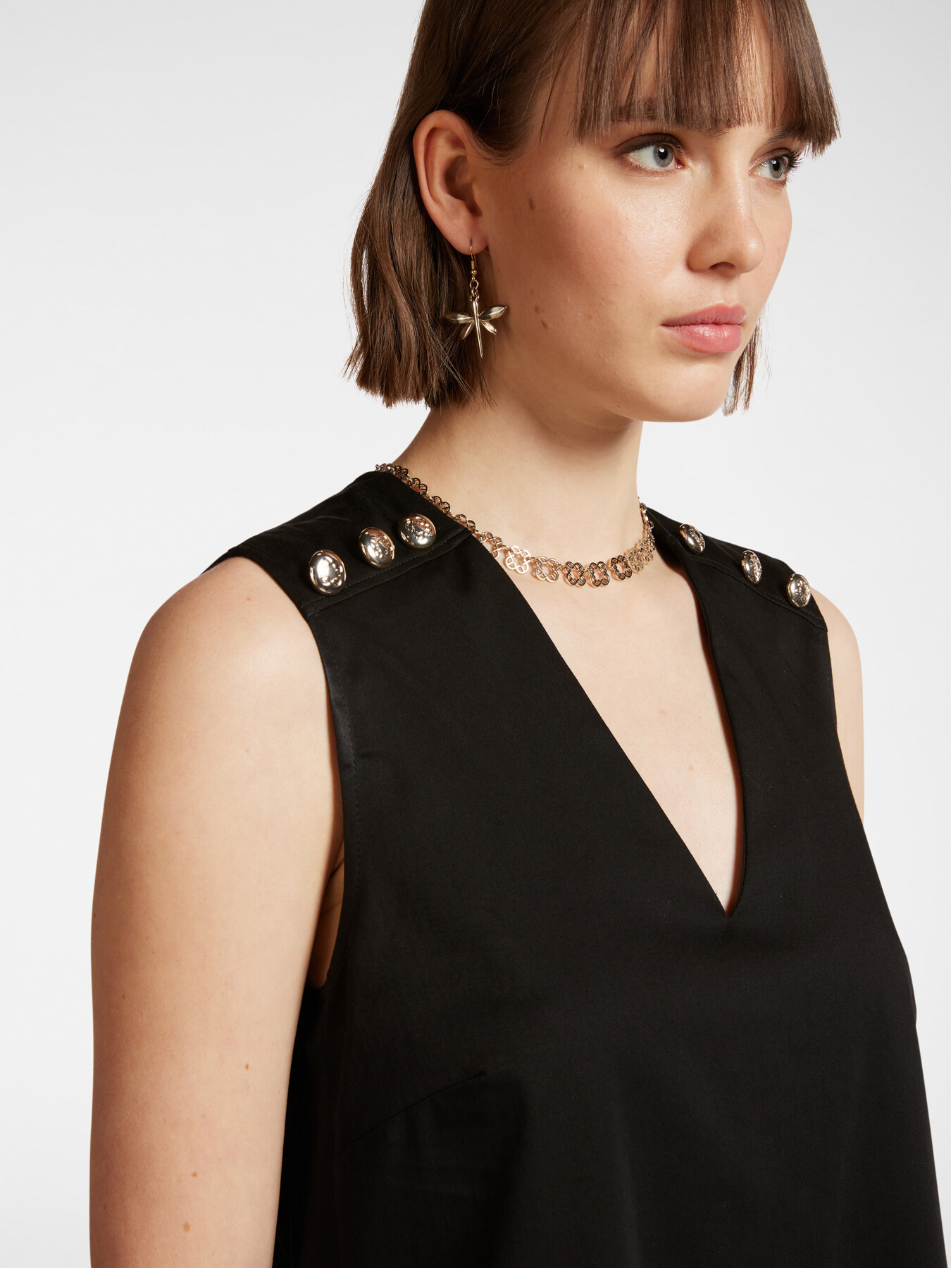 A-line dress with buttons on the shoulders image number 3