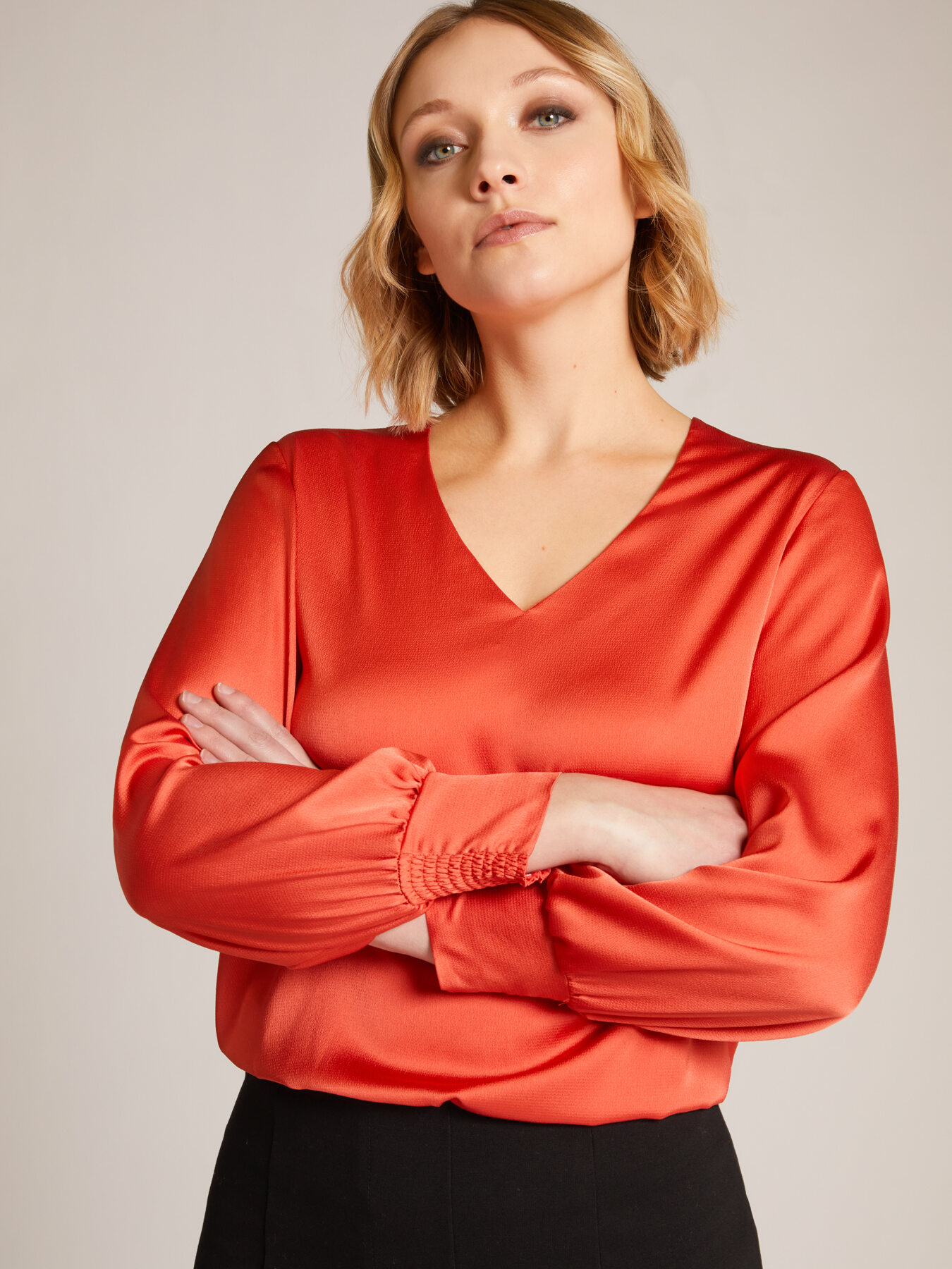 Satin-Bluse mit V-Ausschnitt image number 3