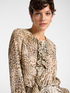 Blusa animalier con jabot image number 2