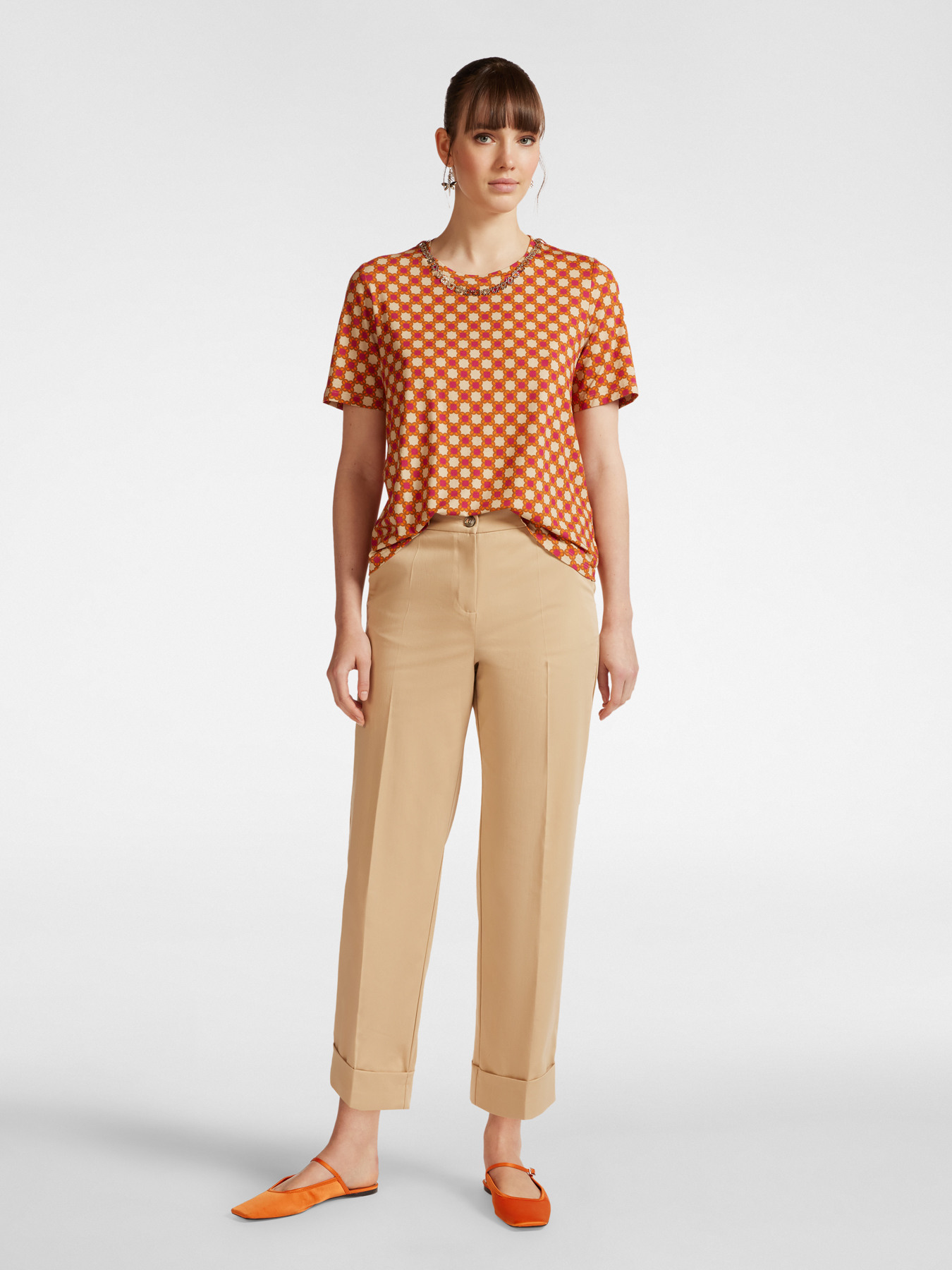 T-shirt stampata con collana image number 2