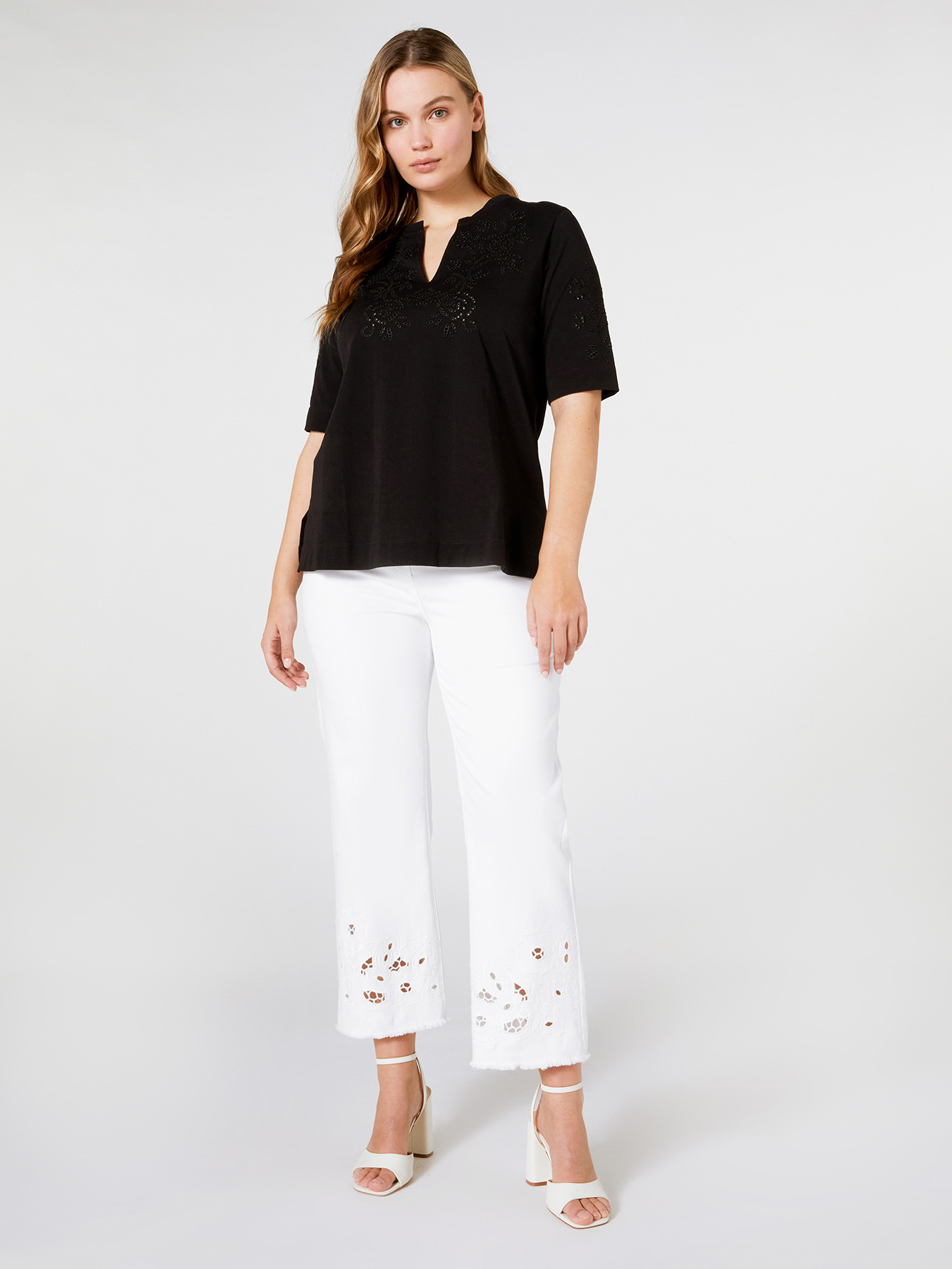 T-shirt con ricamo image number 0