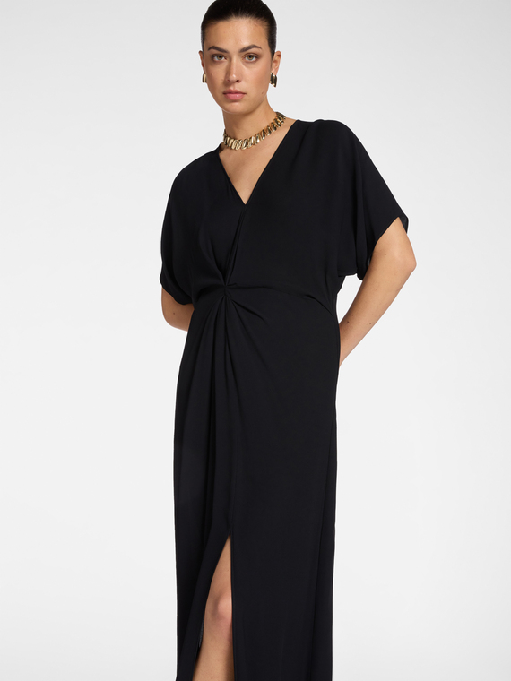 Vestido longo em cr&ecirc;pe de chine com drapeado