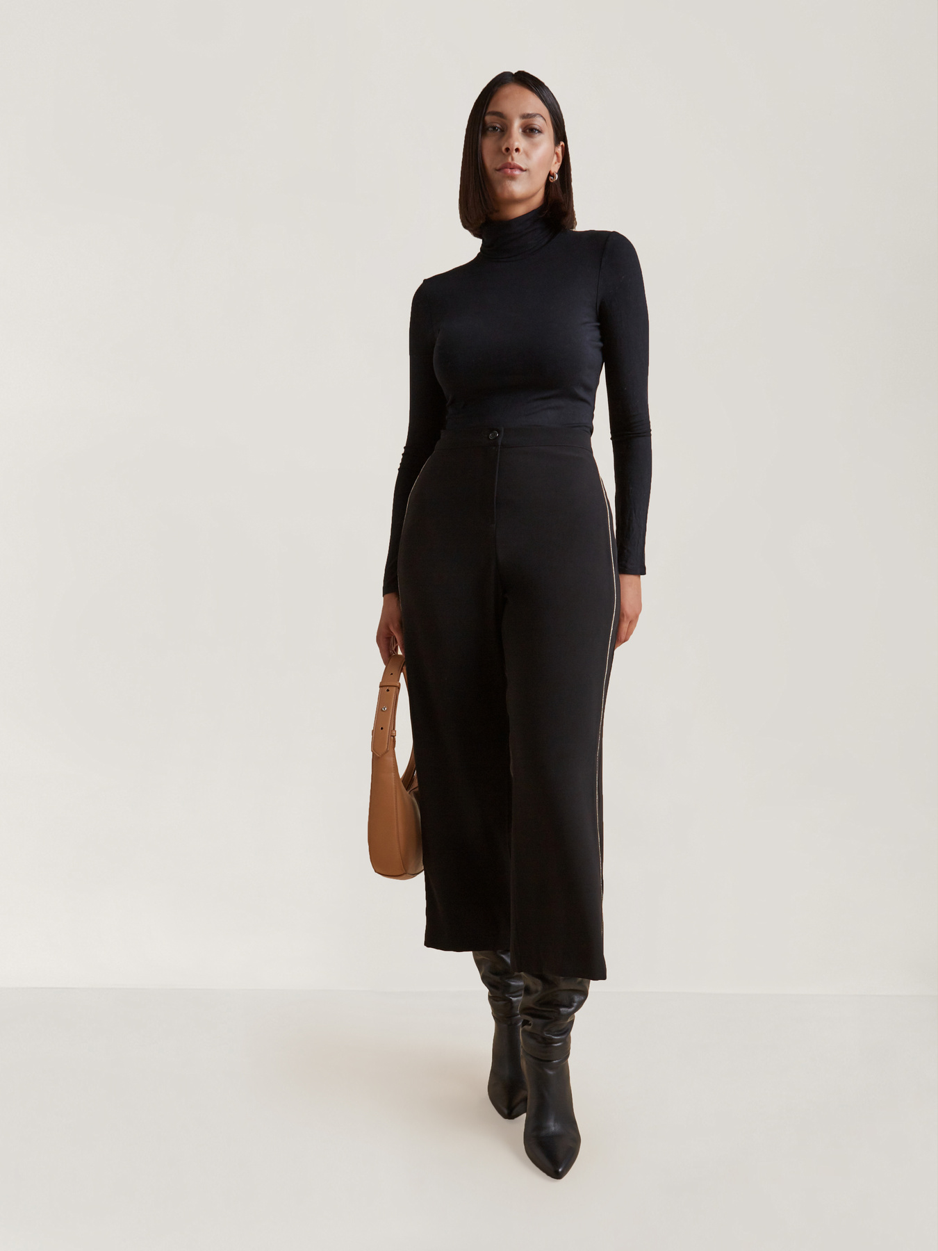 Pantaloni cropped con bordi ricamati image number 0