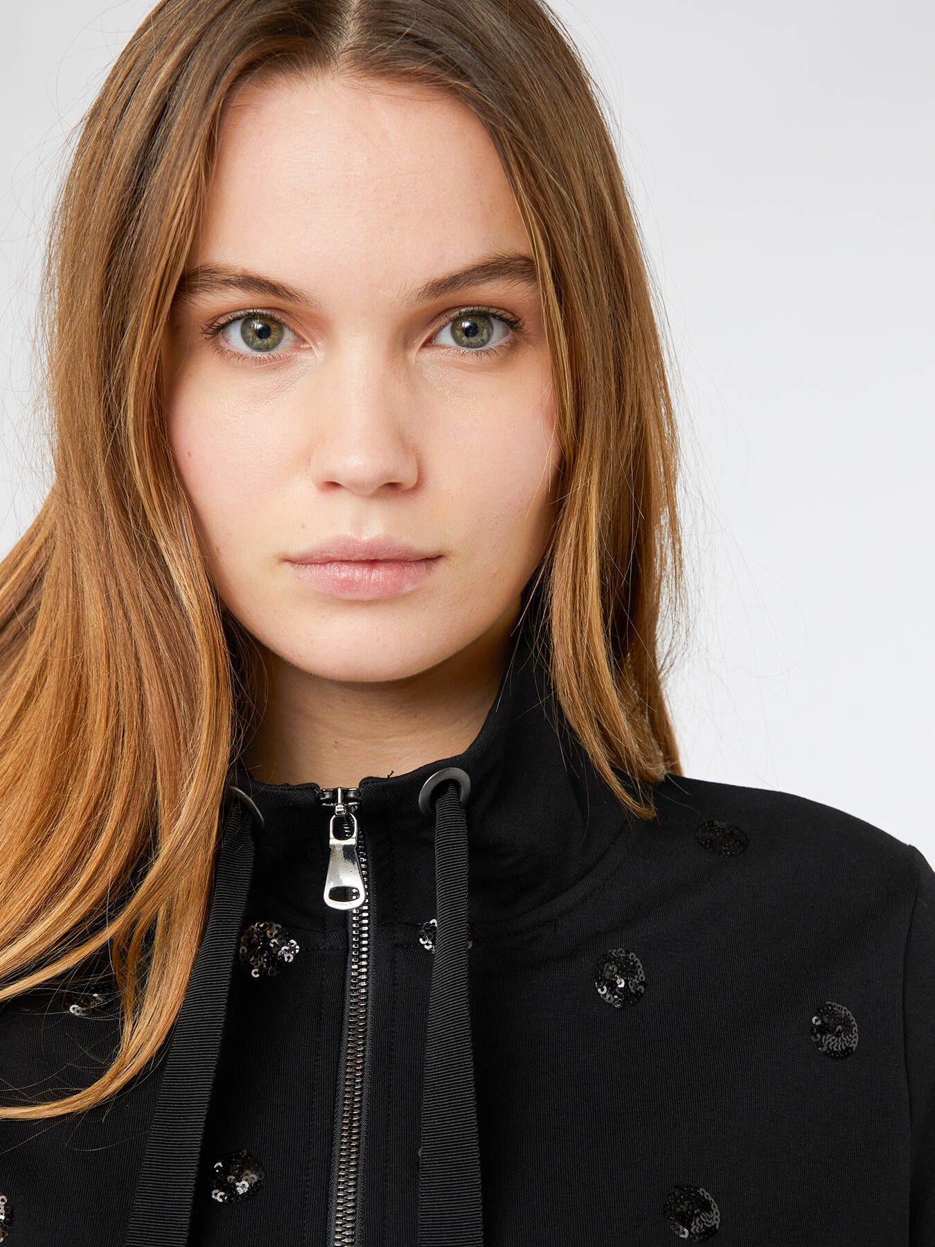 Sudadera con bordado image number 4