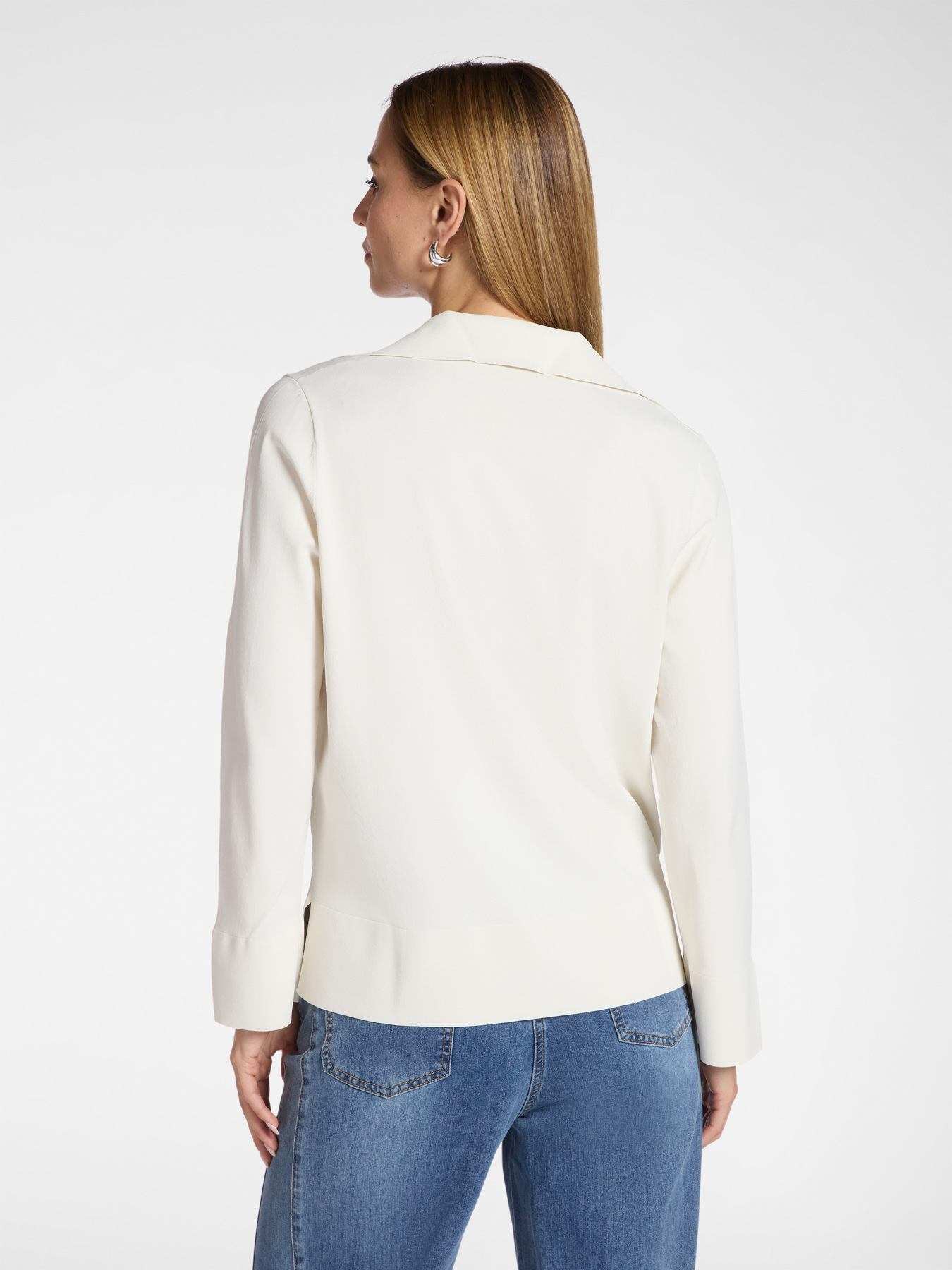 Camiseta con escote en V y cuello image number 1