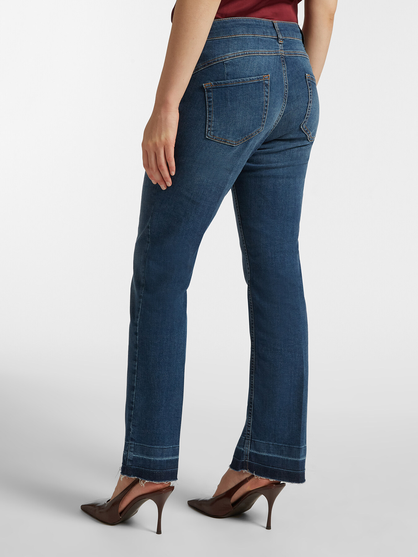 Jeans com correntes nos bolsos image number 1