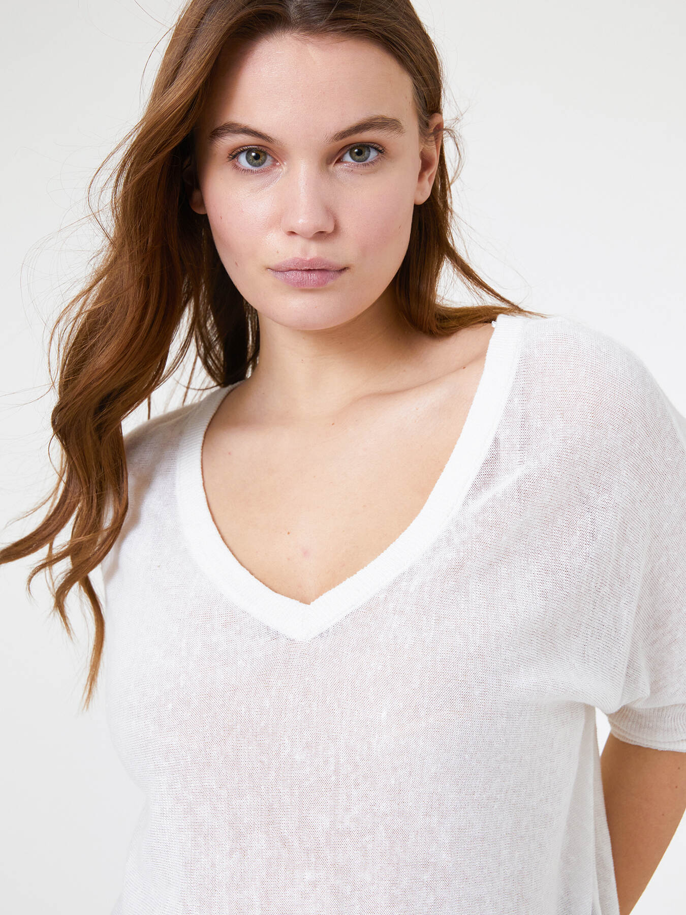 Camisola colarinho em V de linho puro image number 4