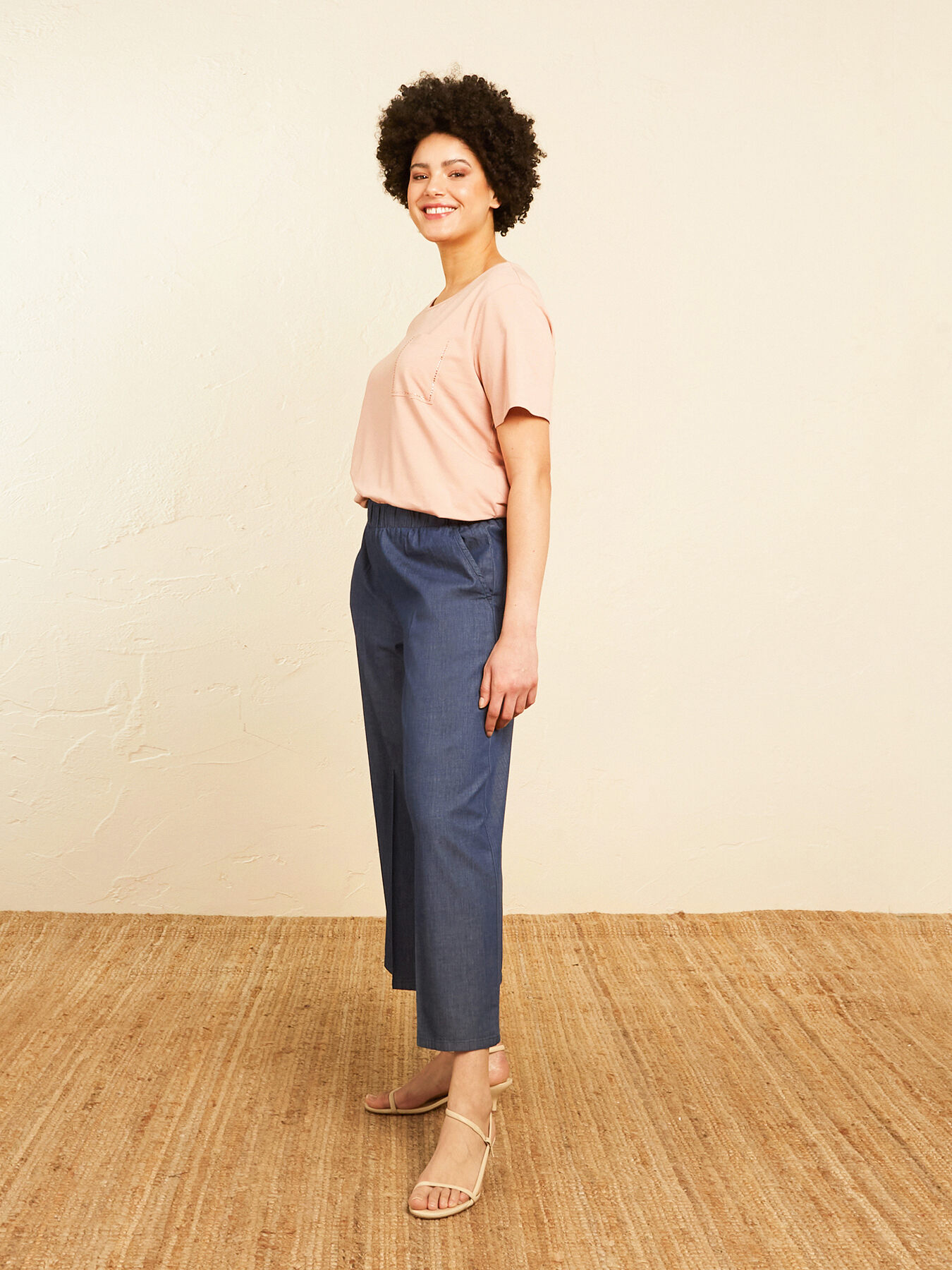 T-shirt con taschino e strass image number 2