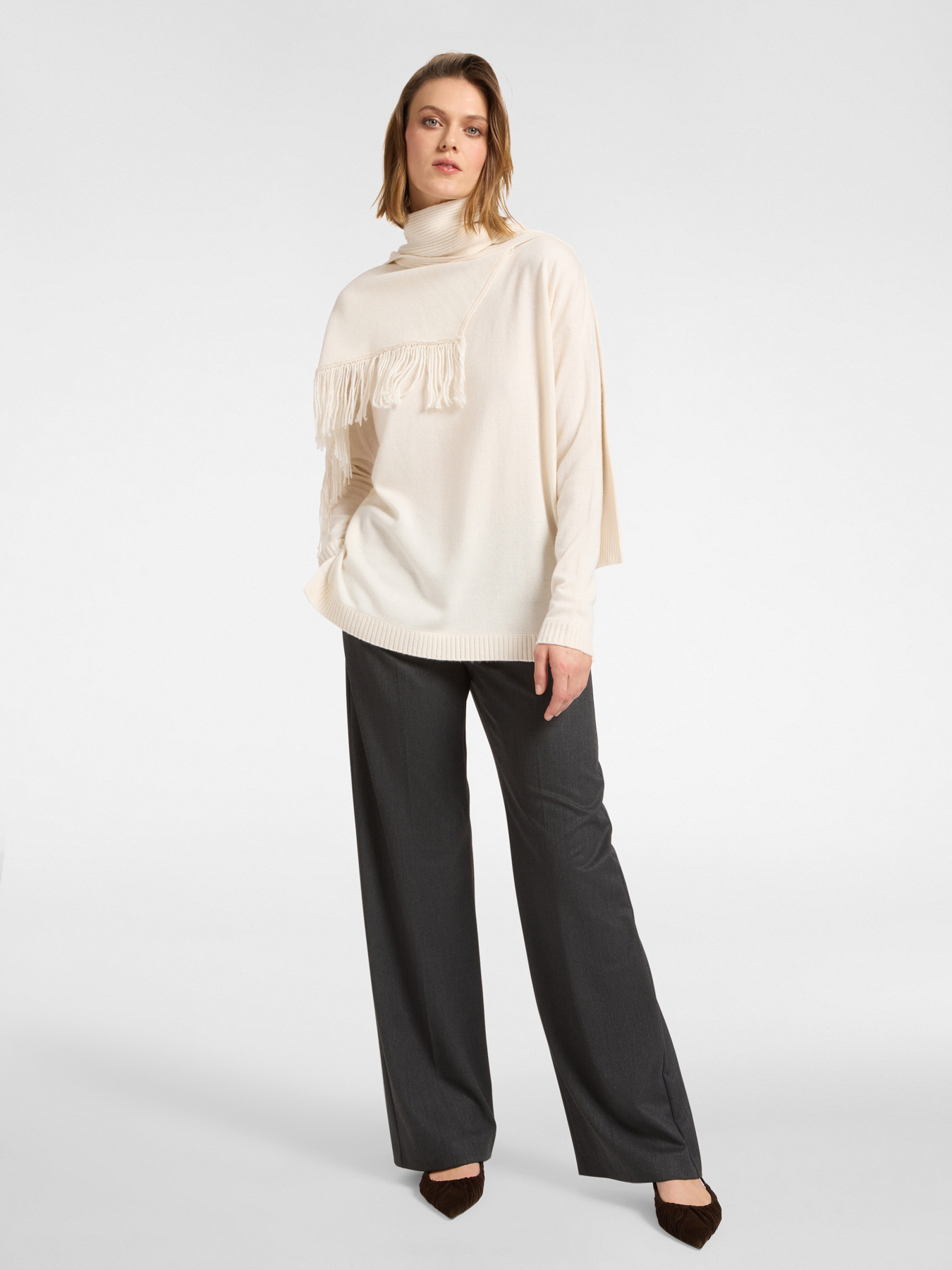 Su&eacute;ter con flecos y bufanda desmontable image number 2