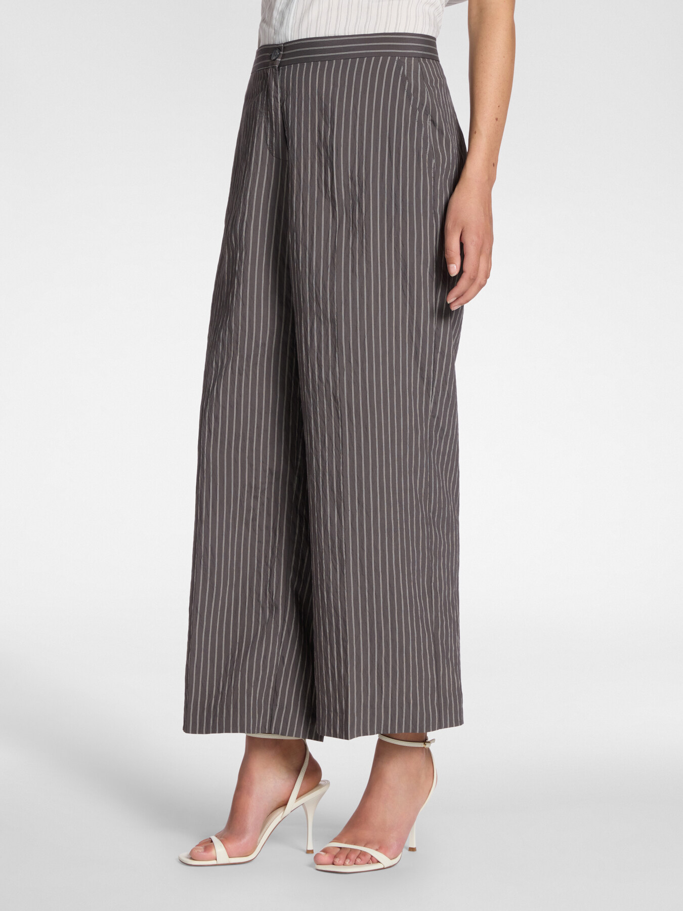 Pantalon chino &agrave; rayures fines image number 2