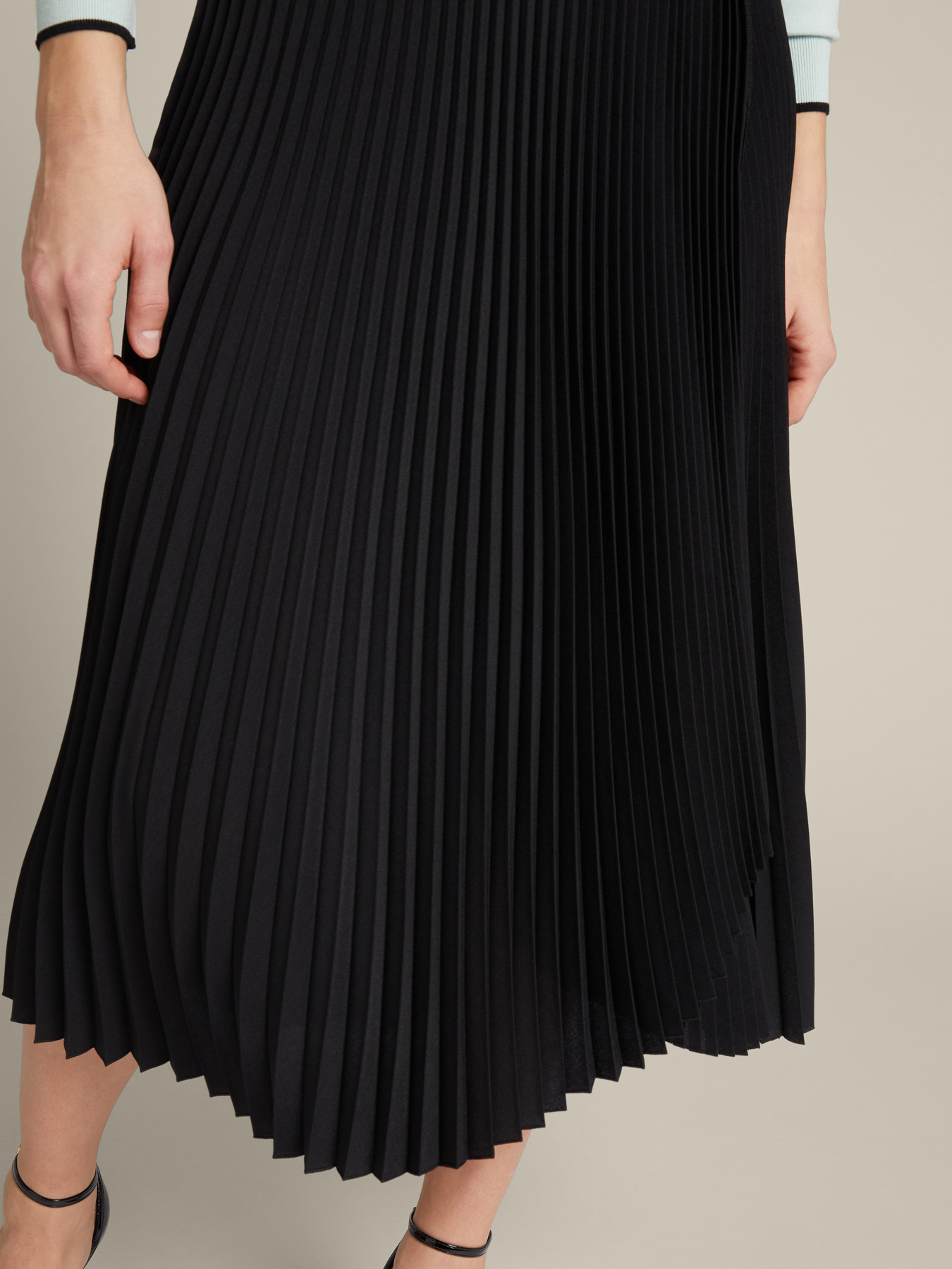 Falda cruzada plisada image number 3