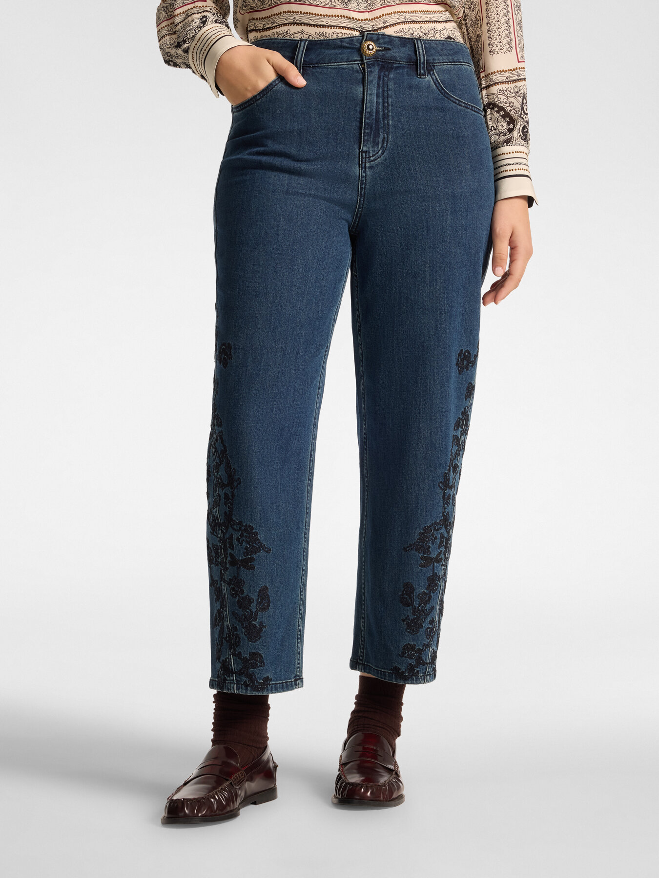 Regular jeans in denim with floral embroidery image number 2