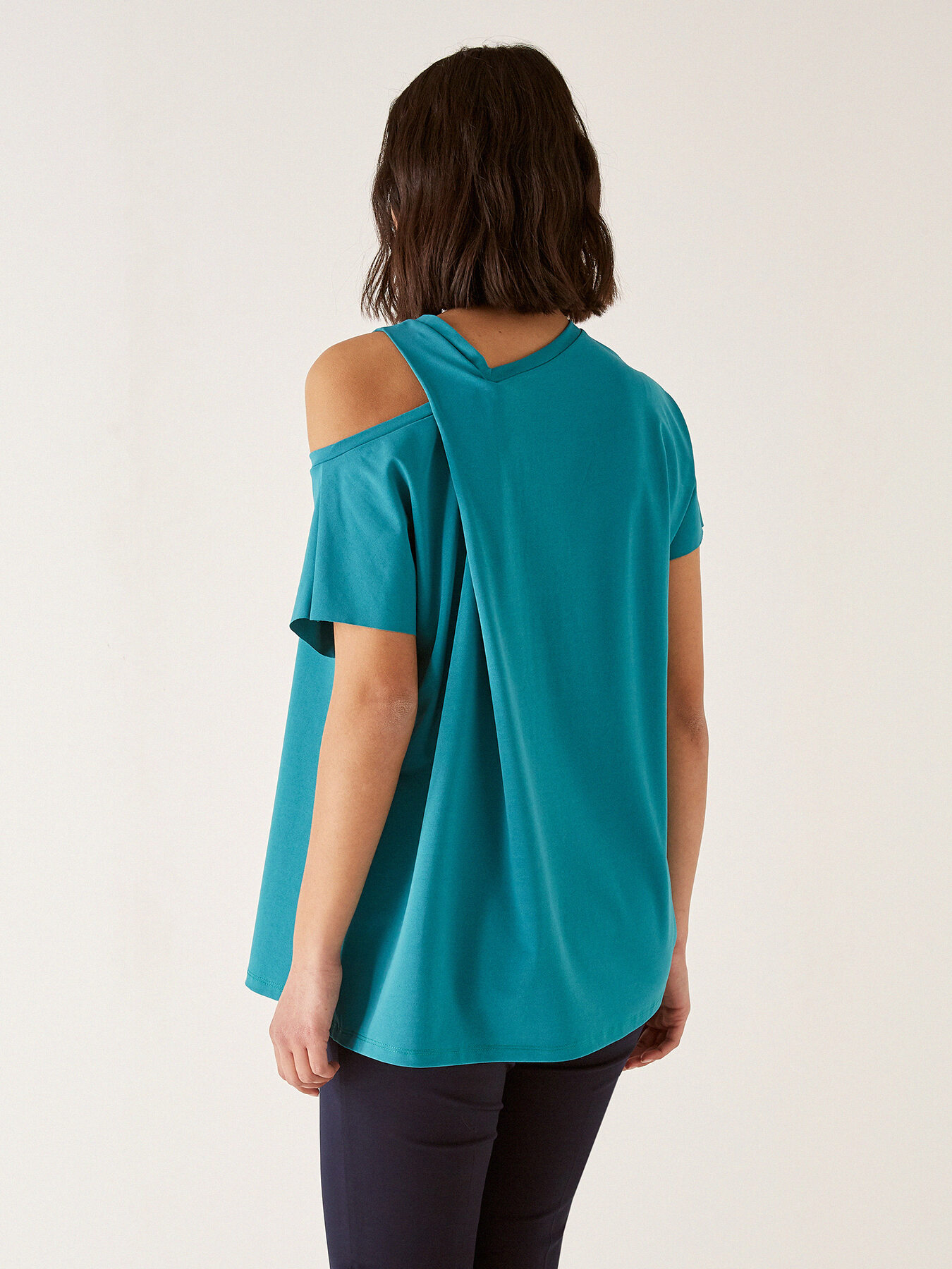 Einfarbiges T-Shirt mit Cut-out image number 1