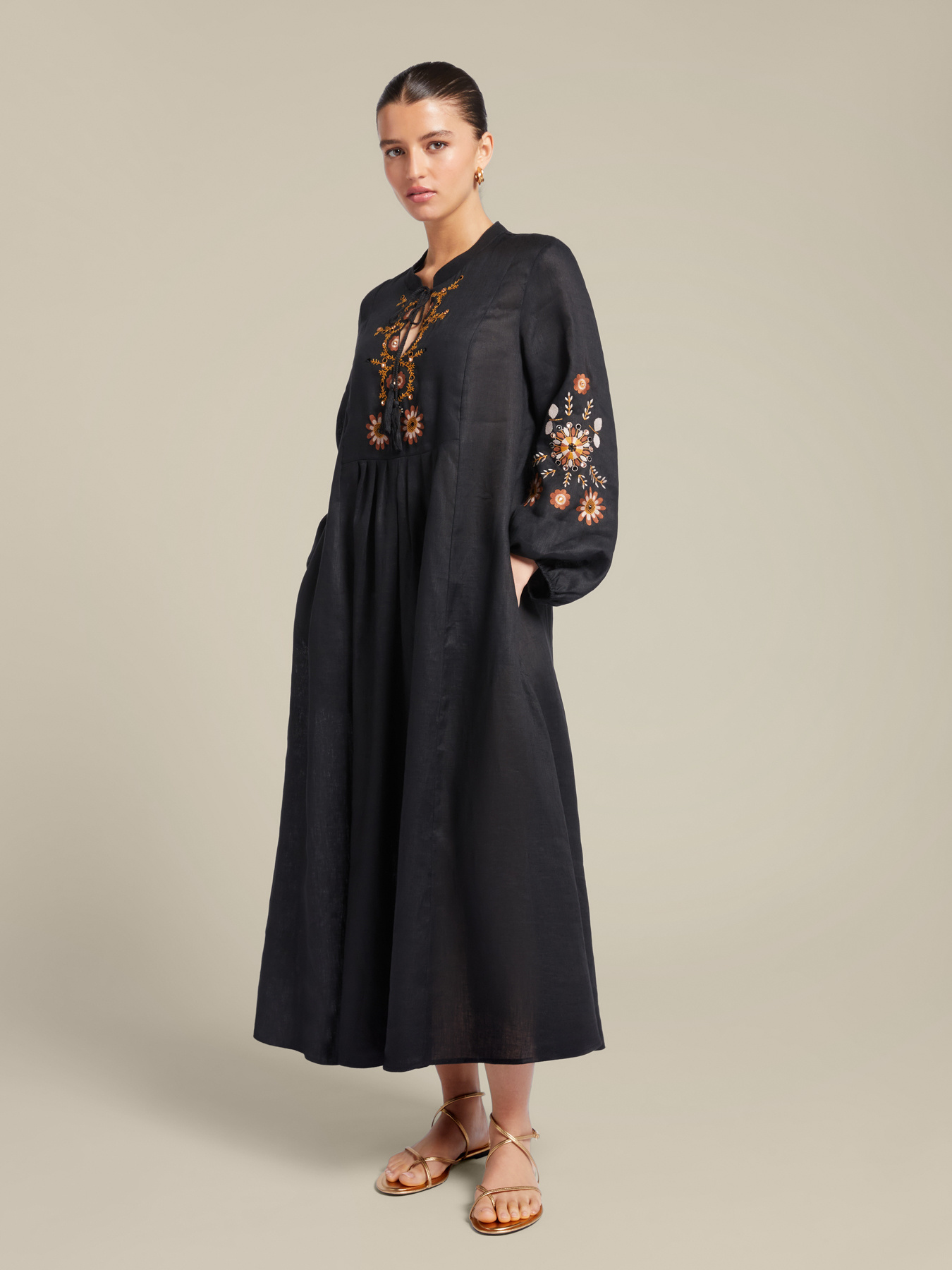 Linen dress with embroidery image number 0