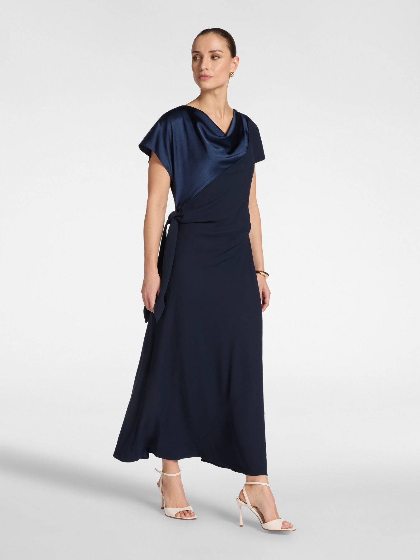 Robe longue avec n&oelig;ud lat&eacute;ral image number 2