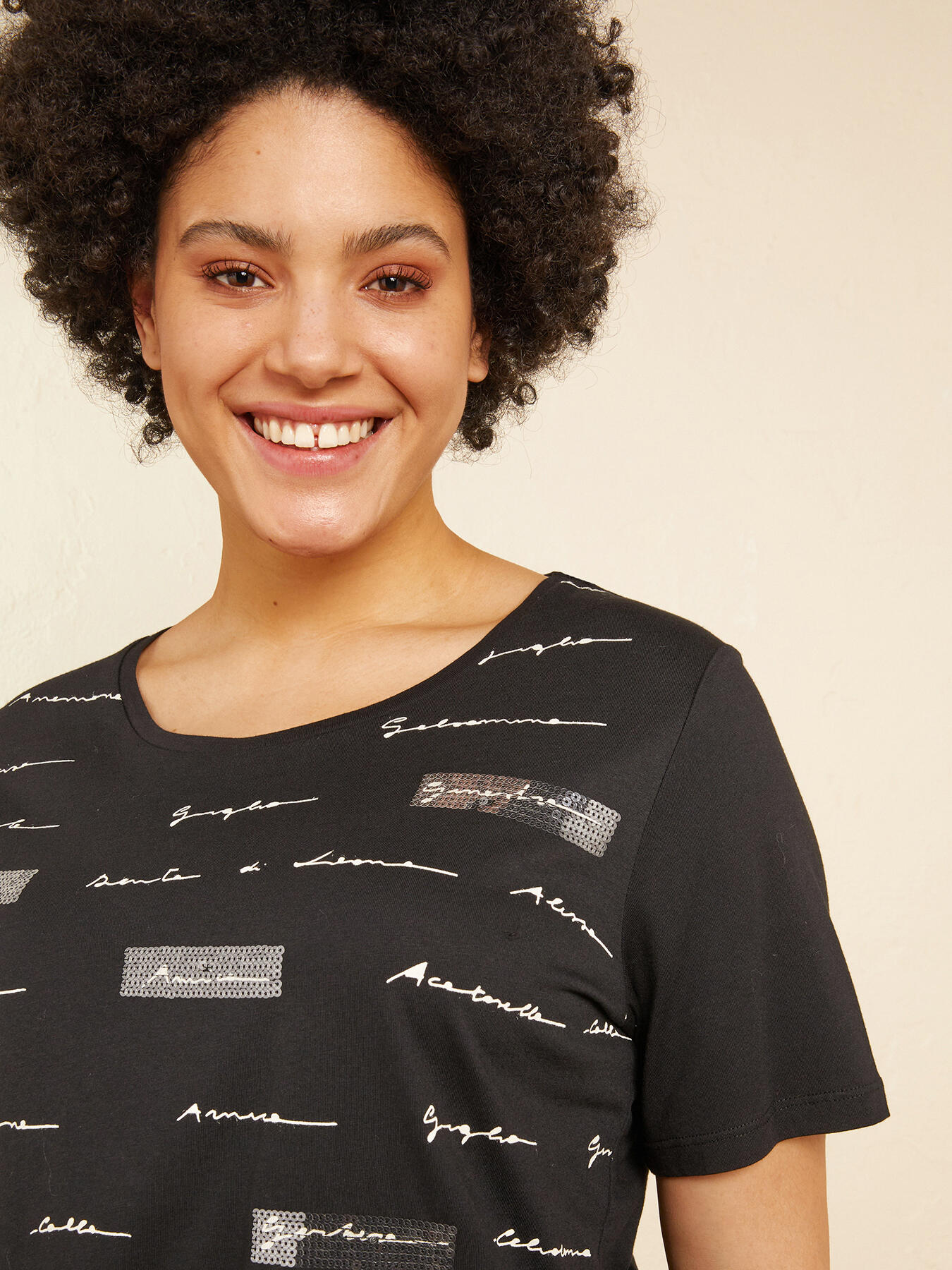 Camiseta con bordados image number 3