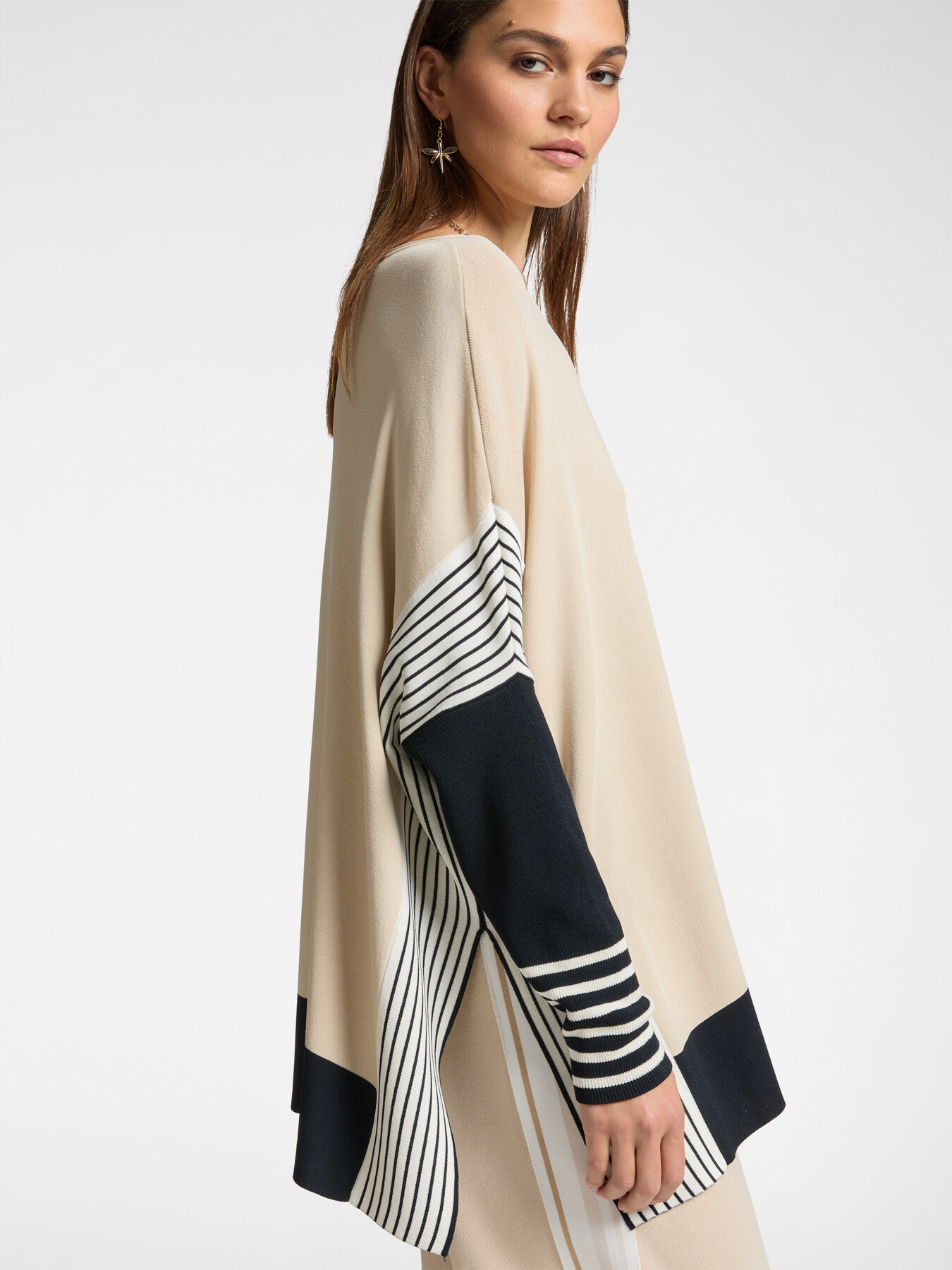 Camisola over colour block com riscas image number 3