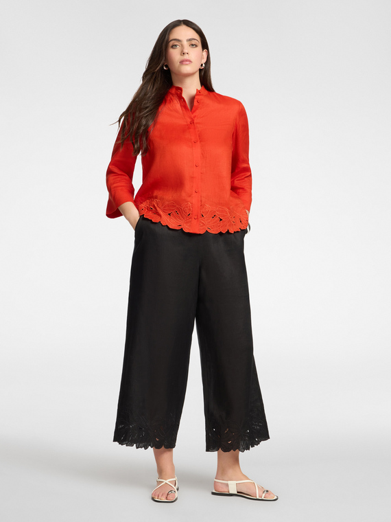 Cal&ccedil;as de linho com bordas bordadas