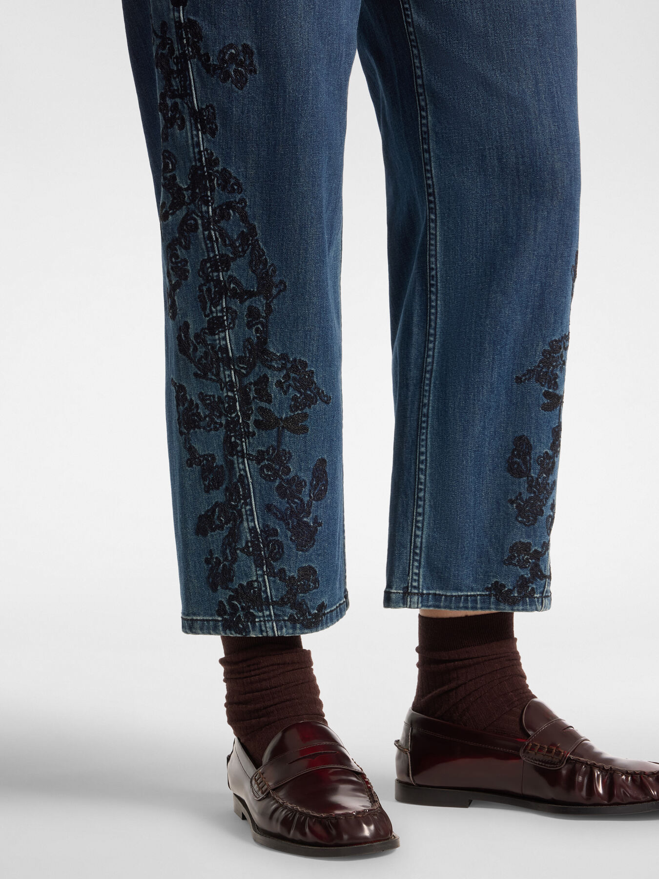 Regular jeans in denim with floral embroidery image number 3