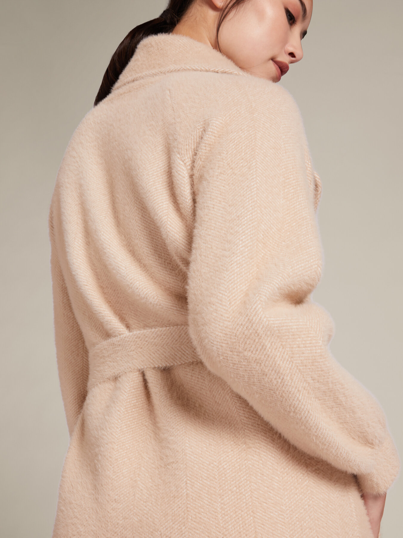 Sobretudo de malha com cinto image number 5