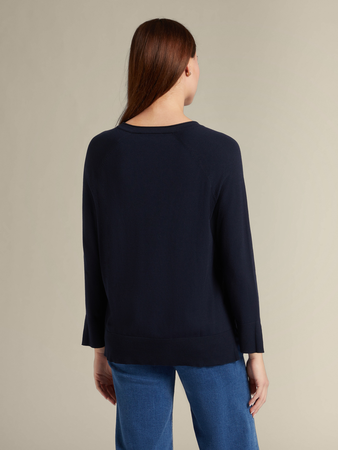 Malha de viscose com decote em V image number 1