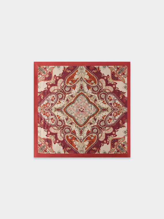 Bedrucktes Foulard mit Kontrastkante