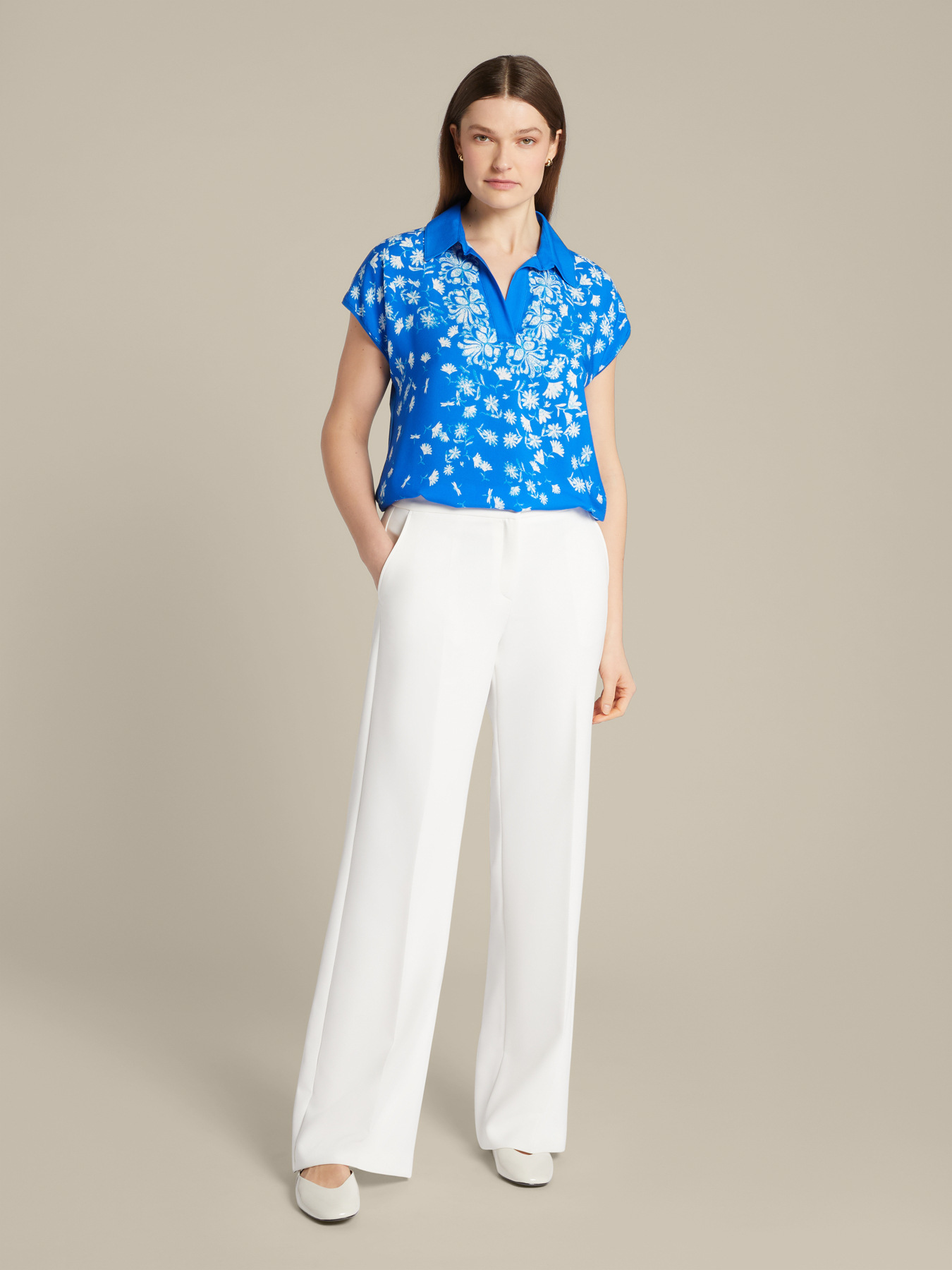 T-shirt com estampa floral aplicada image number 2