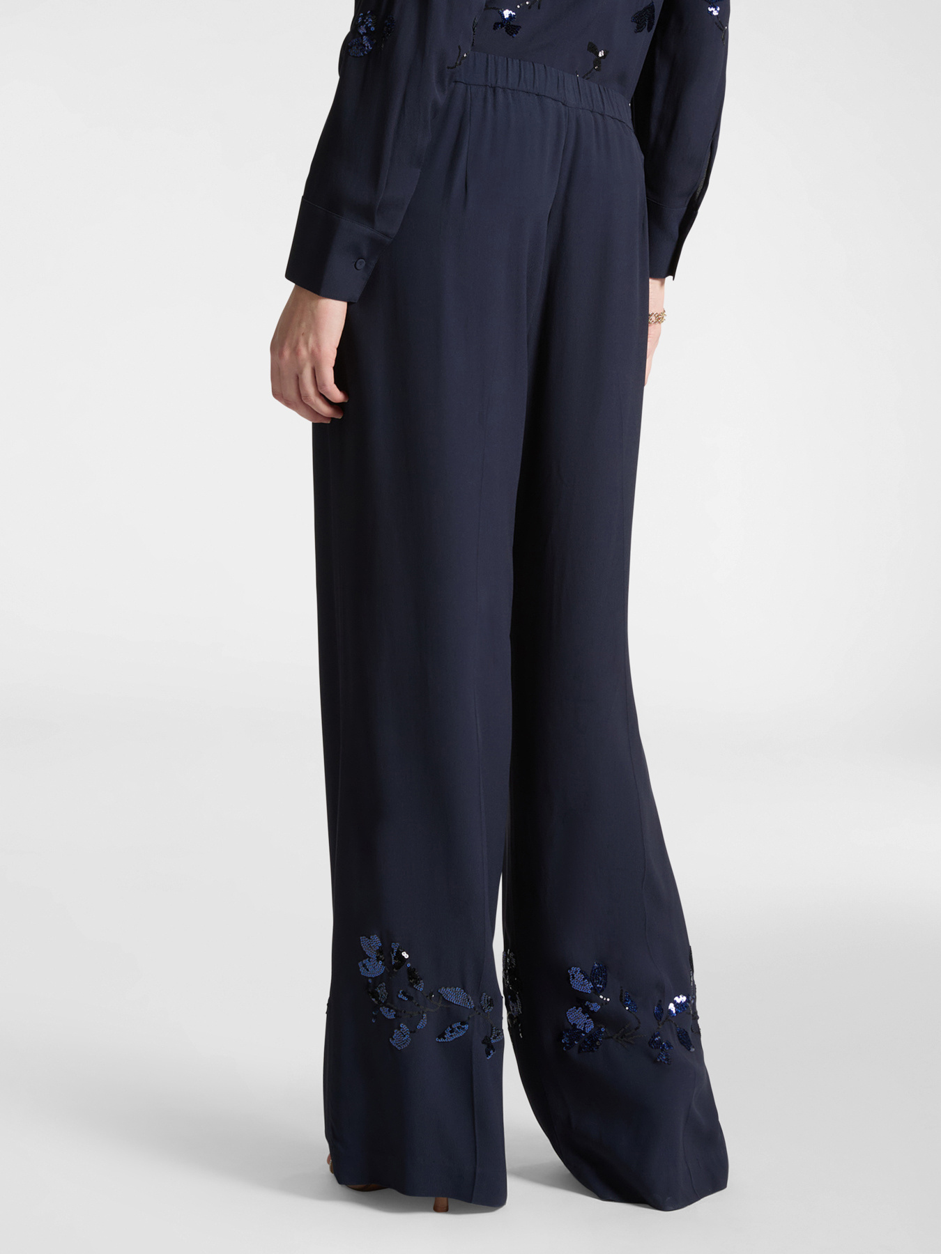 Pantalones bordados image number 1