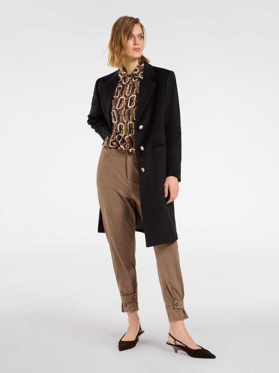 Pantalon avec poche et bretelles en bas