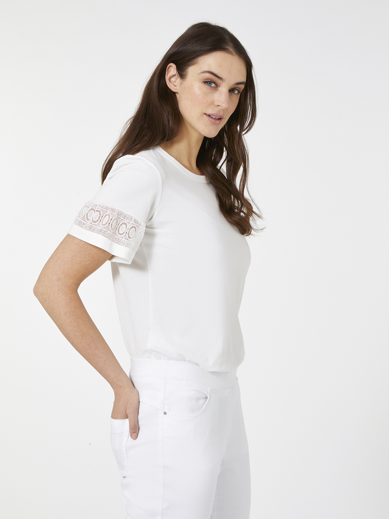 T-shirt con bordi in pizzo image number 2