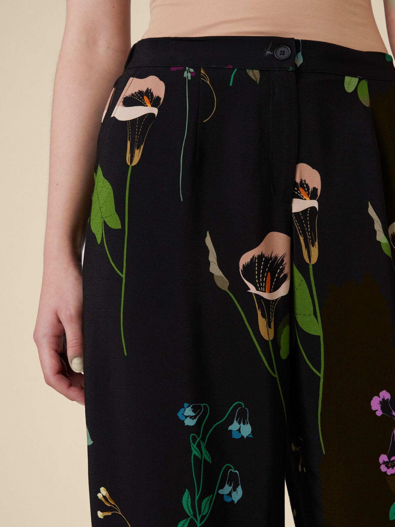 Pantalon cropped &agrave; fleurs image number 4