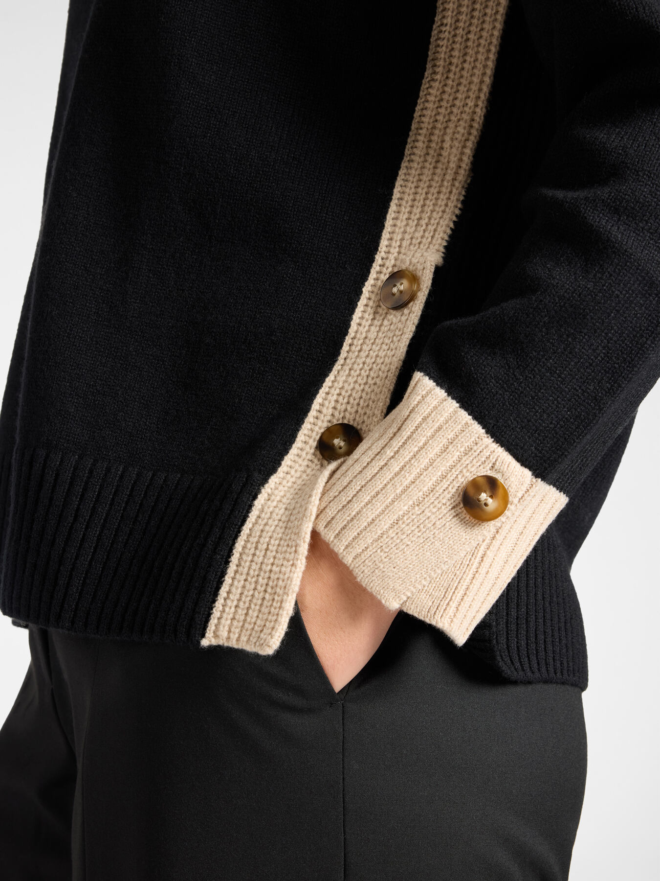 Maglia in pura lana con bordi a contrasto image number 3