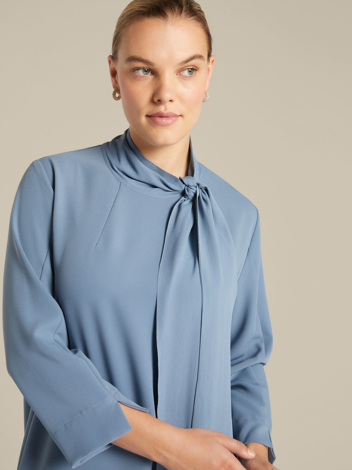 Elegantes Kleid mit Schluppe am Kragen image number 3