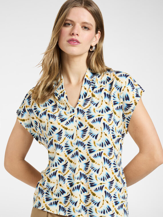 T-shirt imprim&eacute; &agrave; col en V