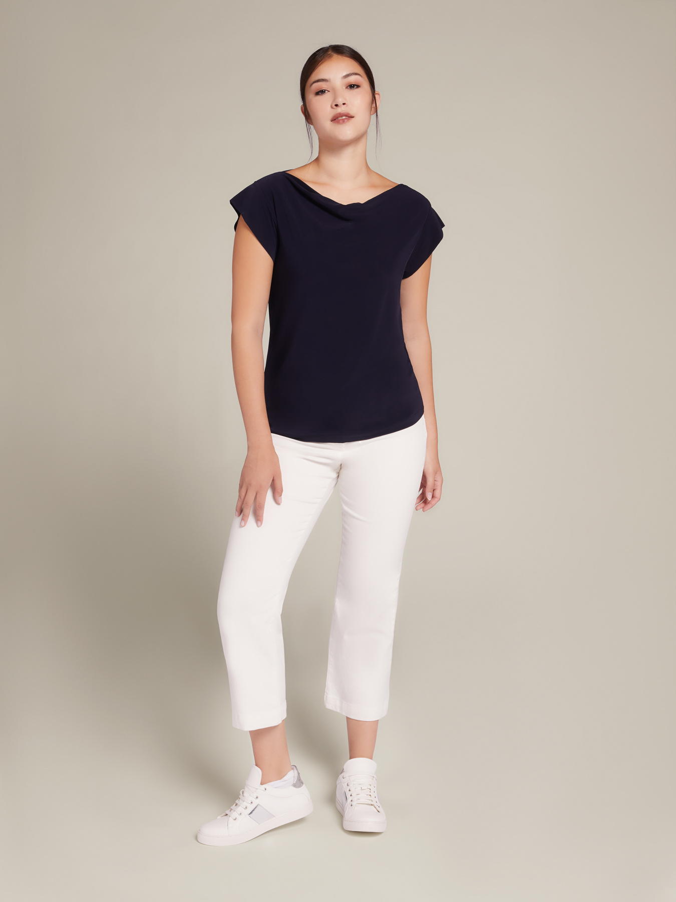 T-shirt con scollo morbido image number 2