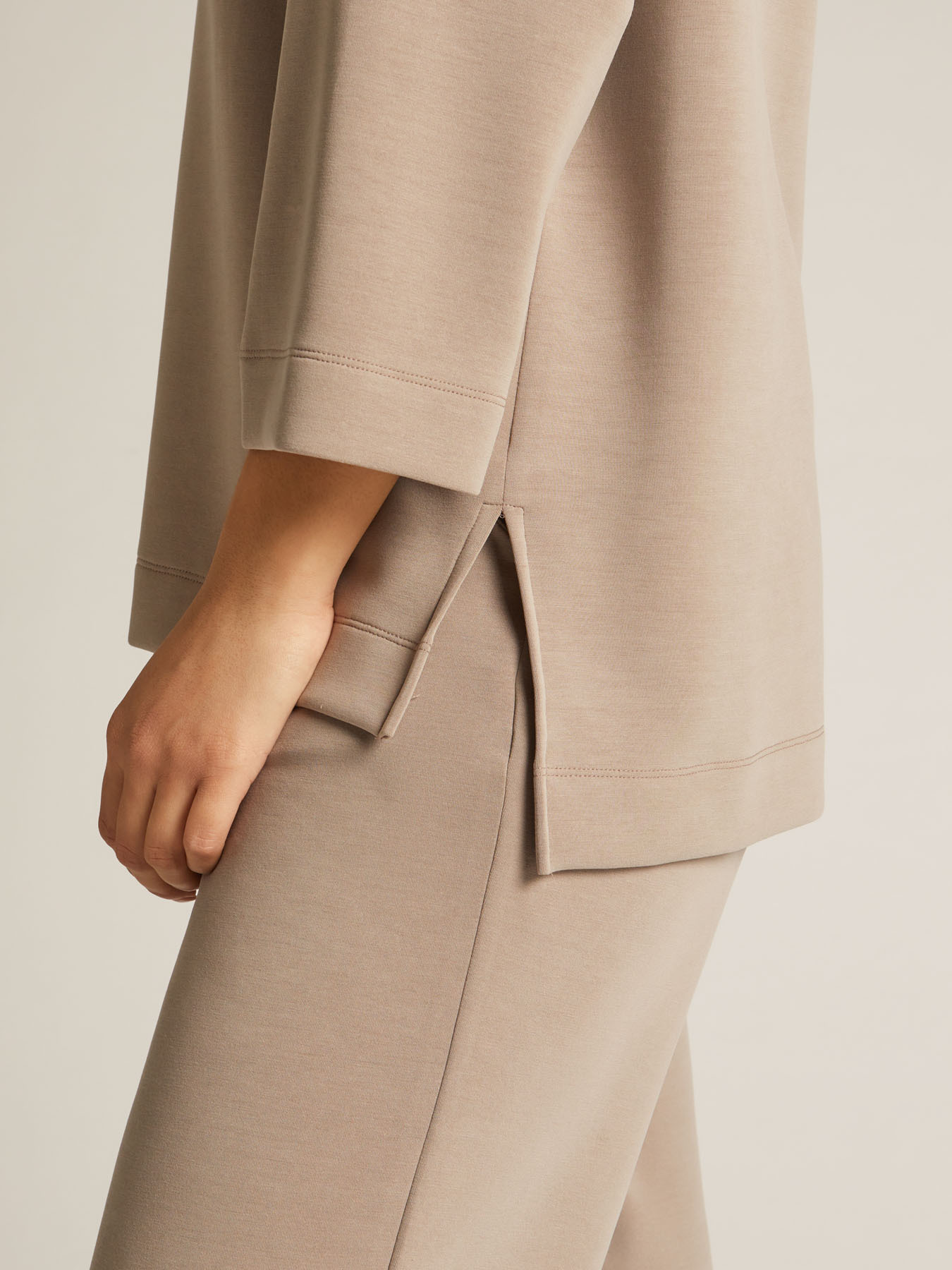 Moletom com decote canoa image number 3