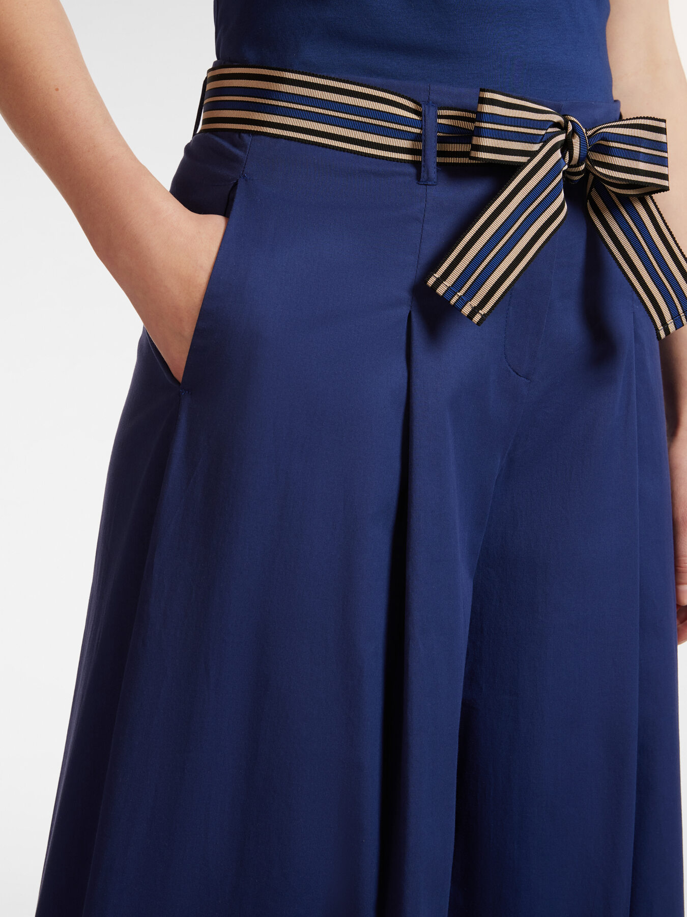 Weit geschnittene, gestreifte Hose mit G&uuml;rtel image number 3