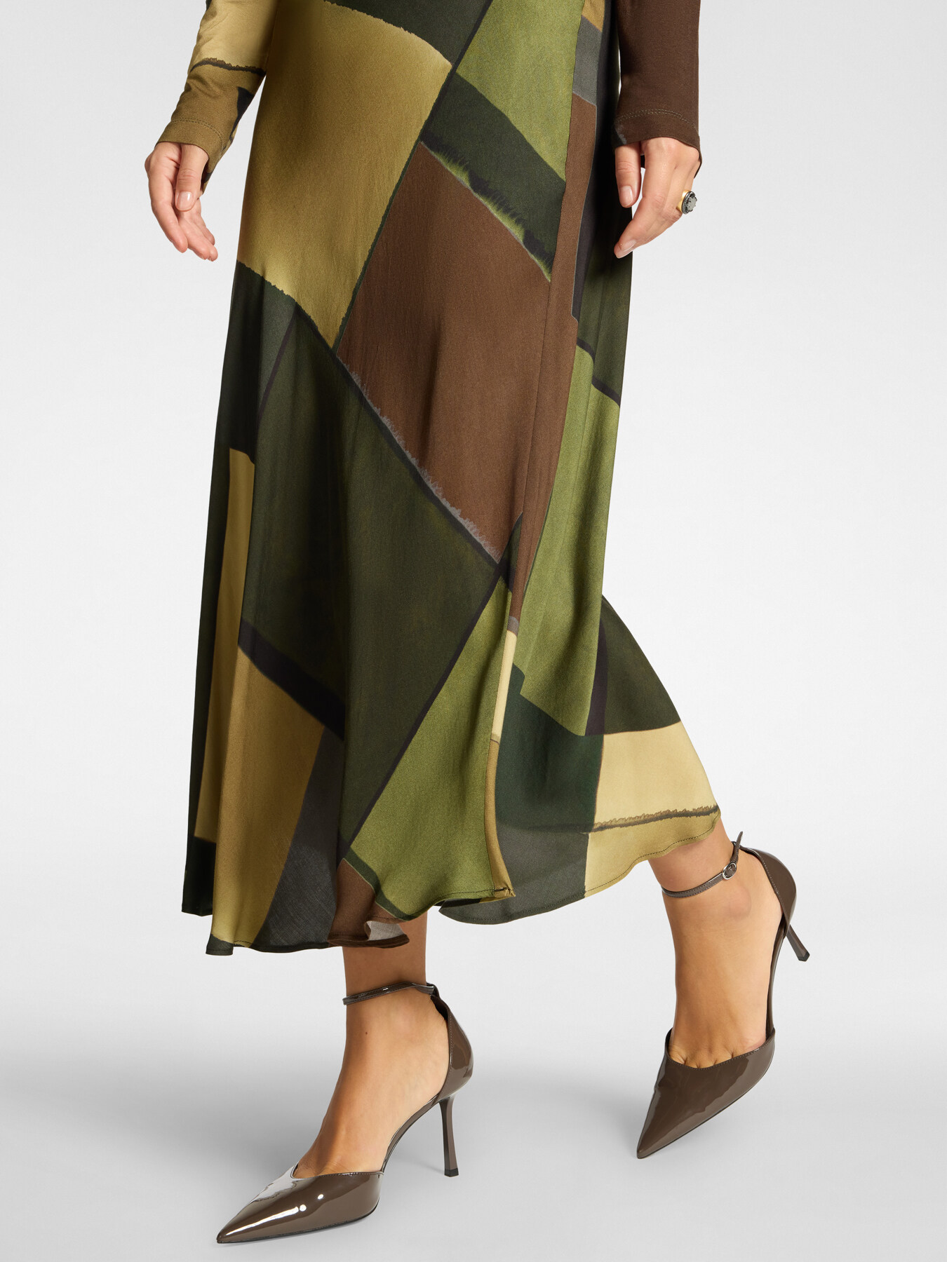 Flared skirt in printed satin image number 3
