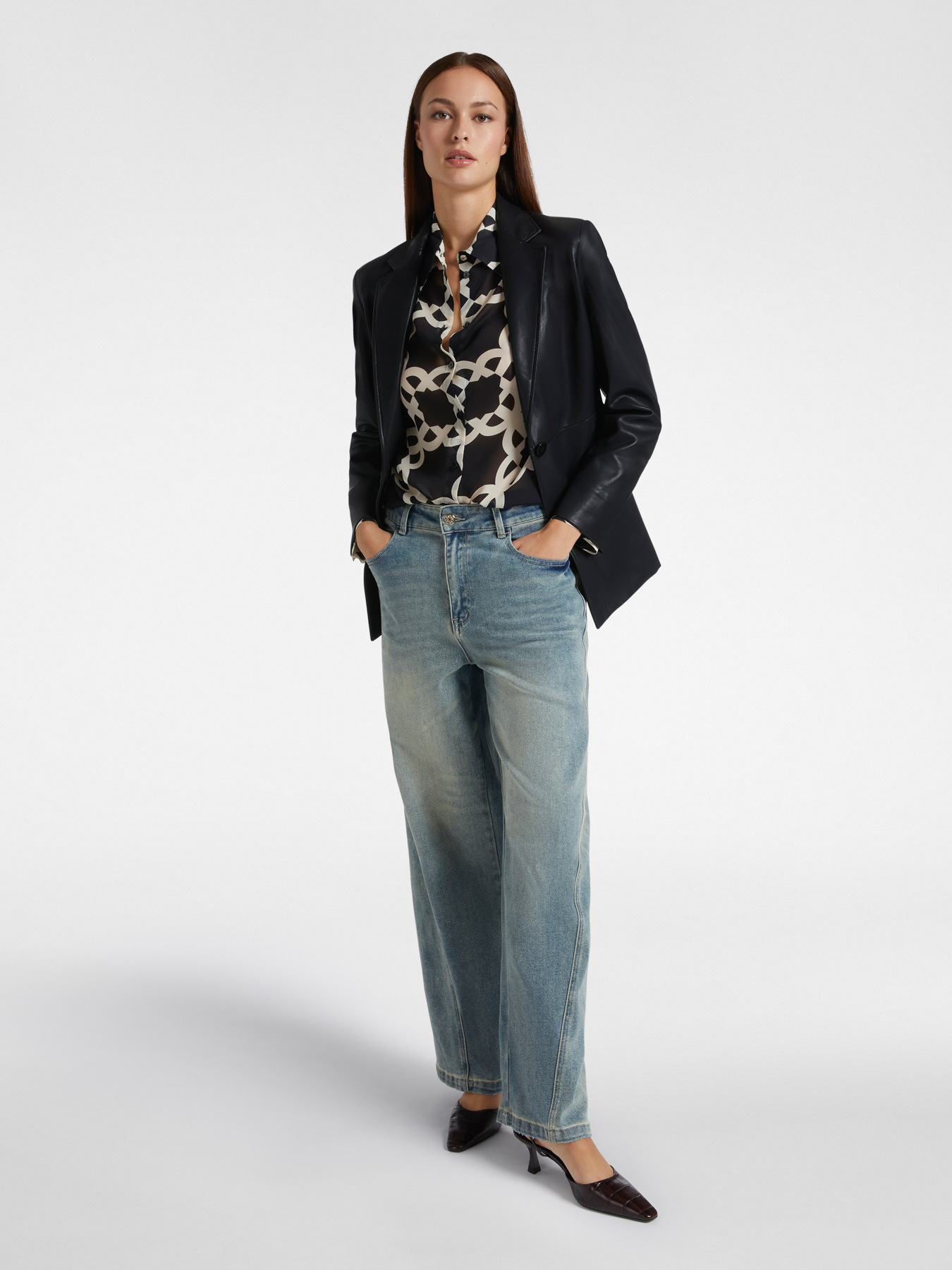 Wide-leg jeans with belt image number 4