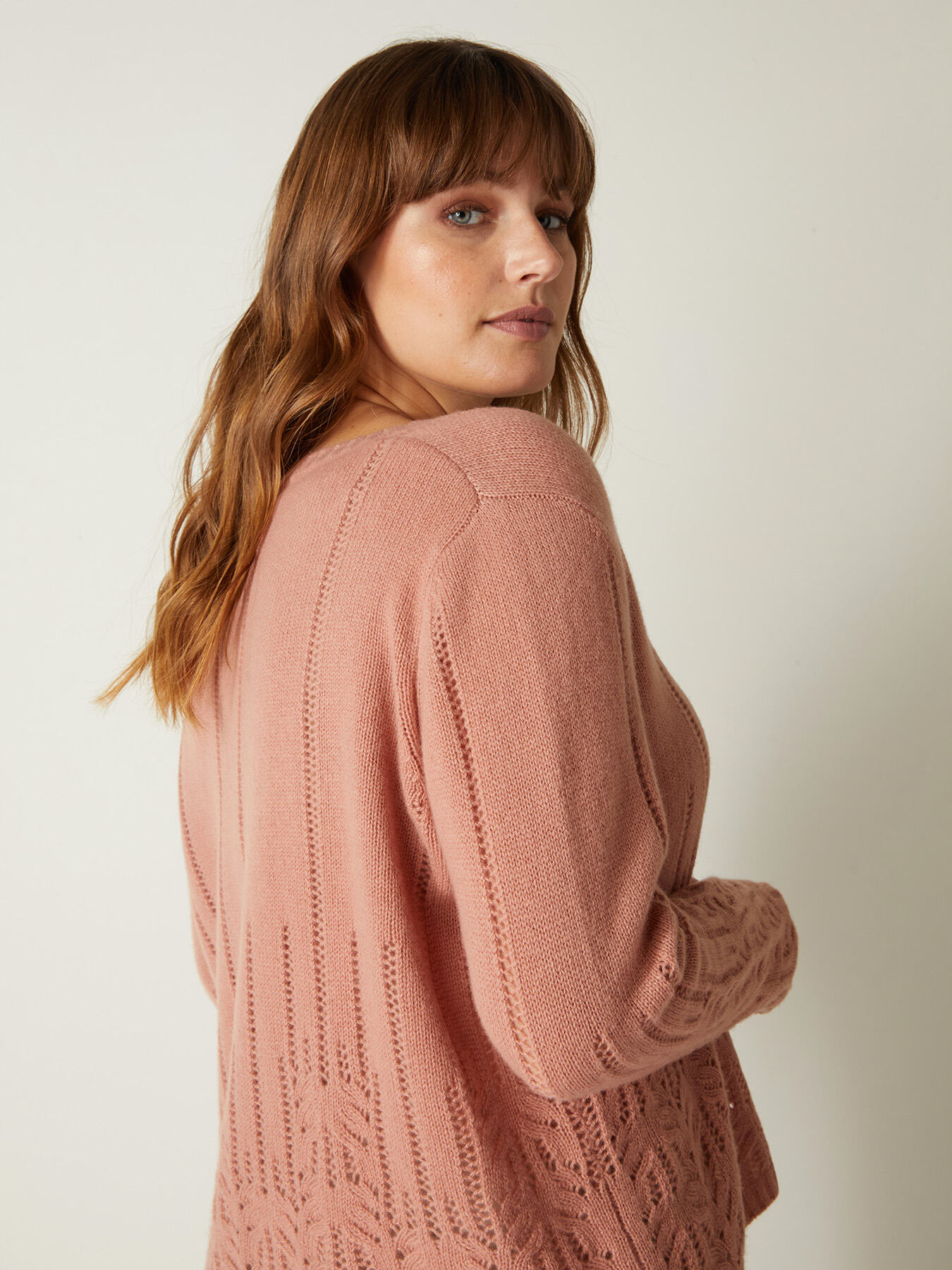 PULLOVER MIT LOCHMUSTER AUS WOLLE UND KASCHMIRWOLLE image number 2