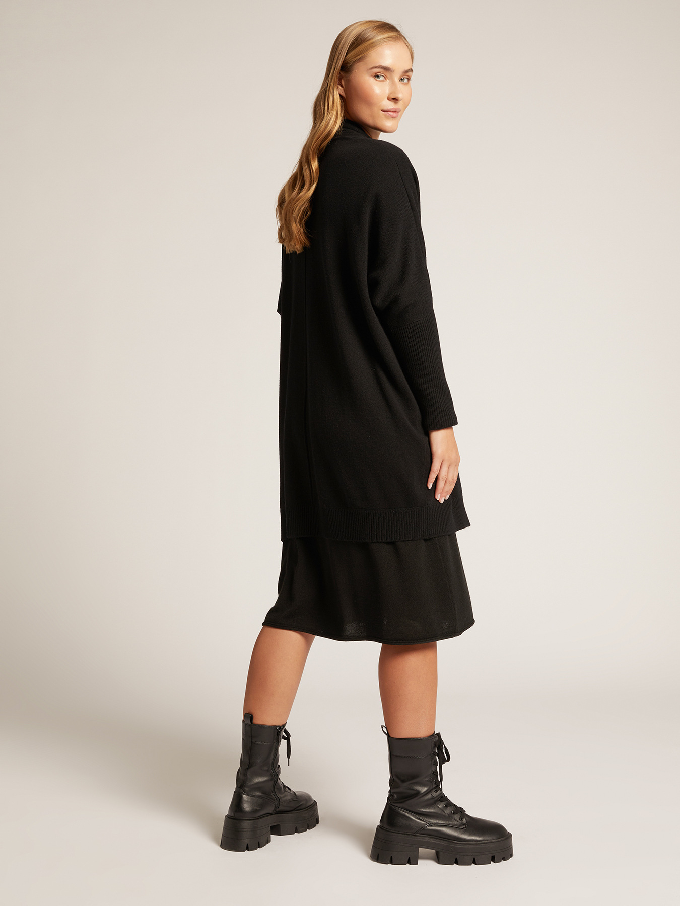 C&aacute;rdigan largo de lana cardada image number 1