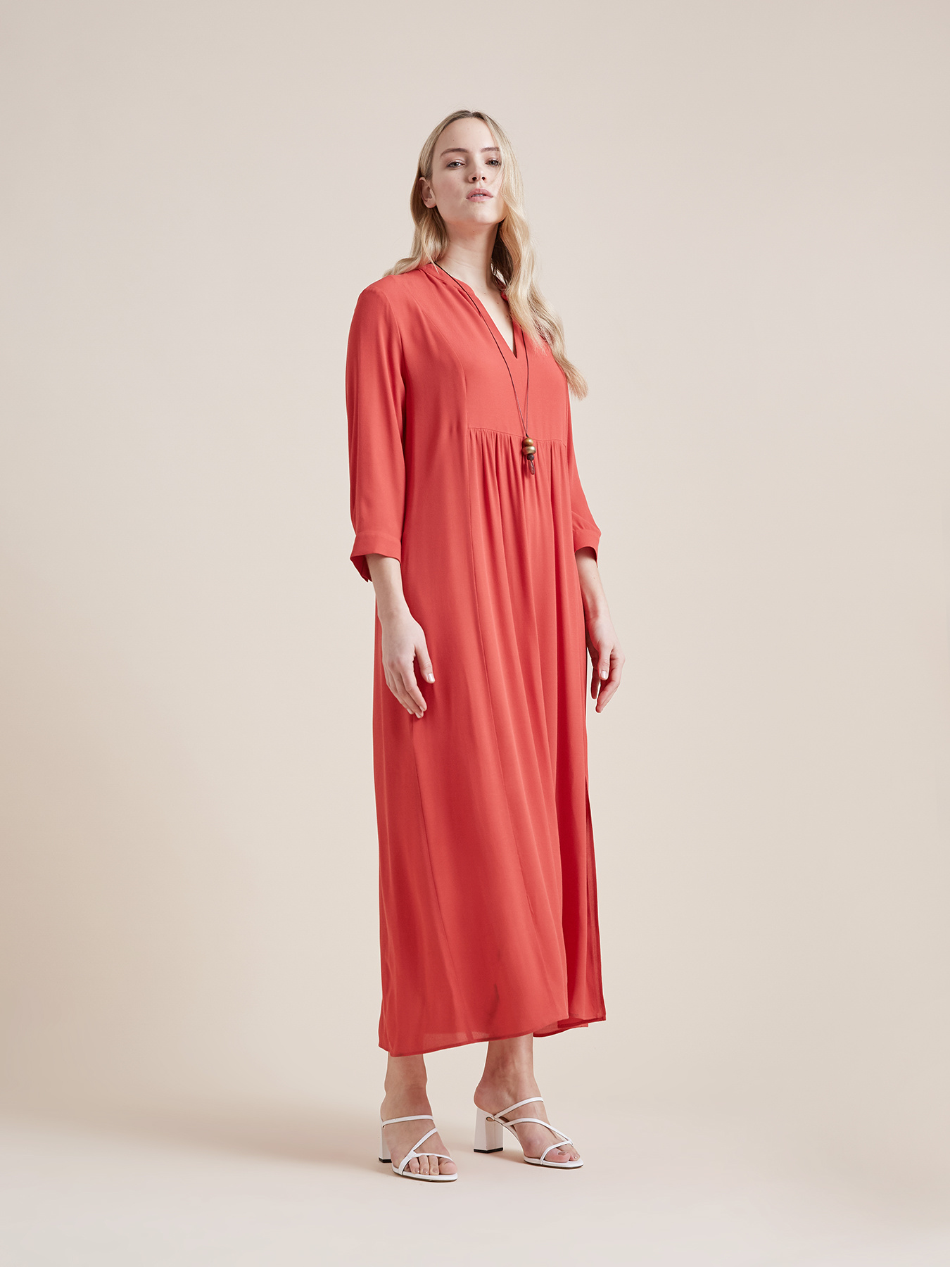 Vestido longo com colar image number 2