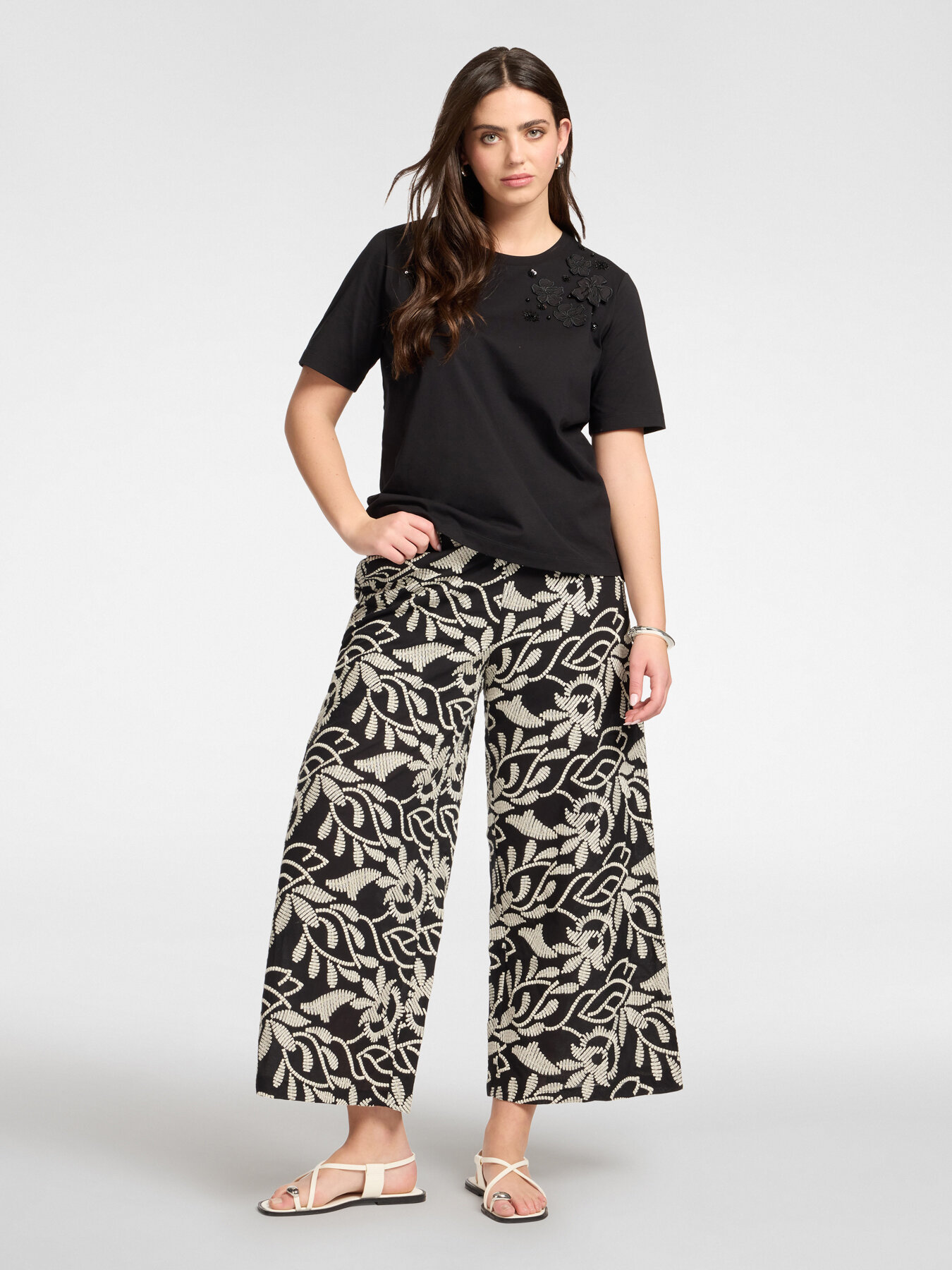 Camiseta de algod&oacute;n con aplicaciones florales image number 2