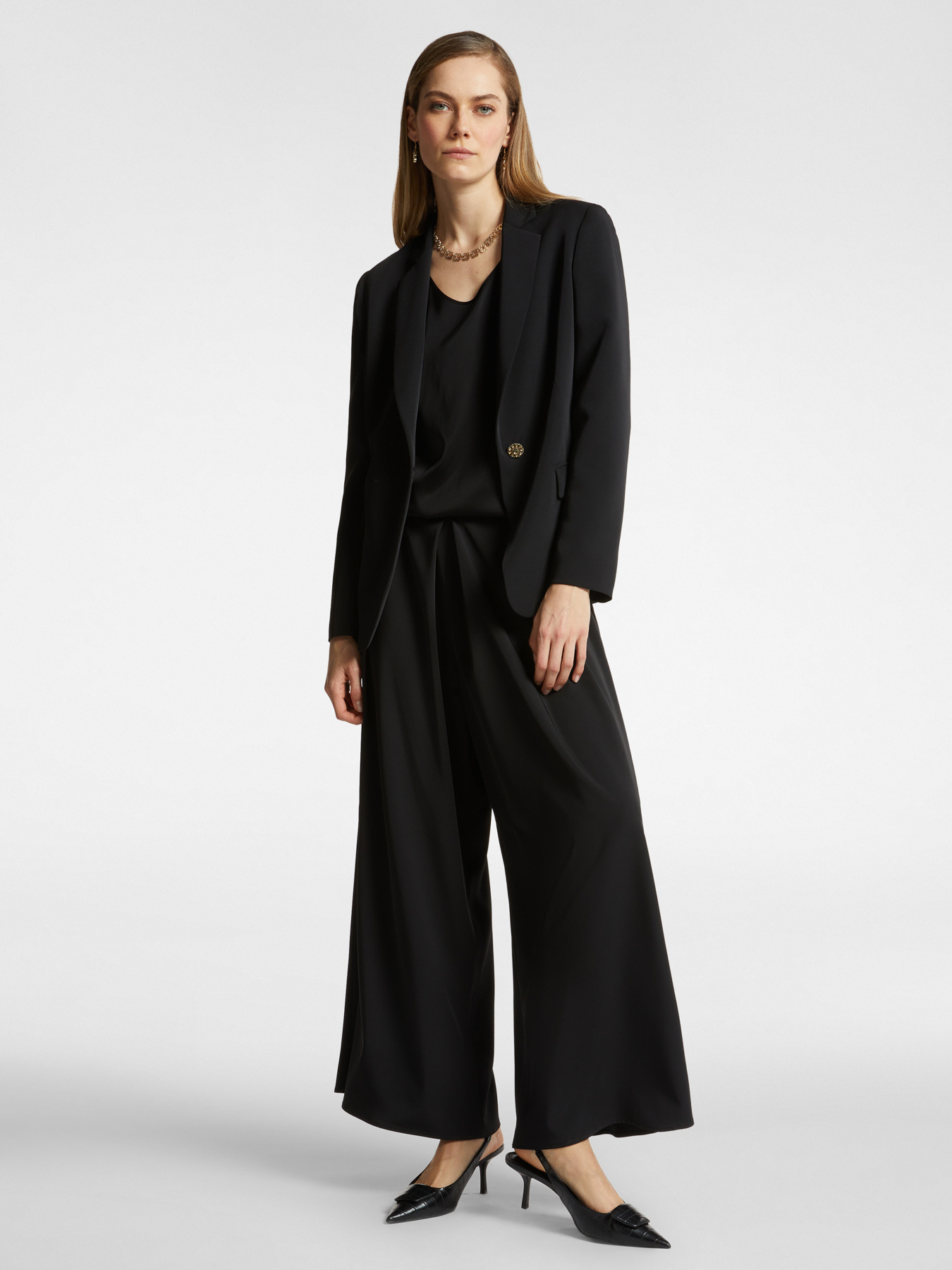 Weit geschnittene Hose mit Falten image number 4