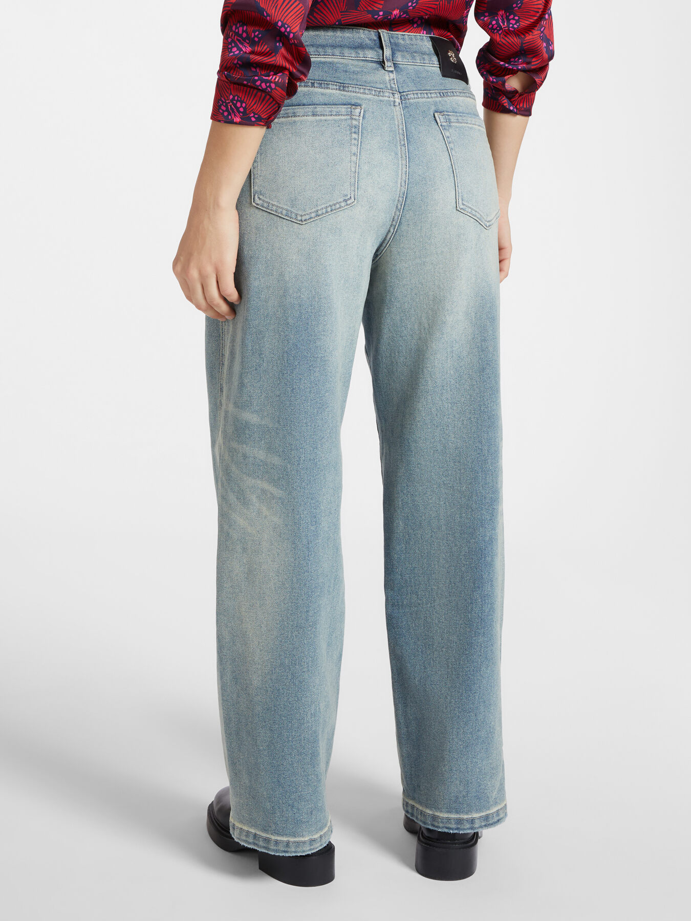 Wide-leg jeans with belt image number 1
