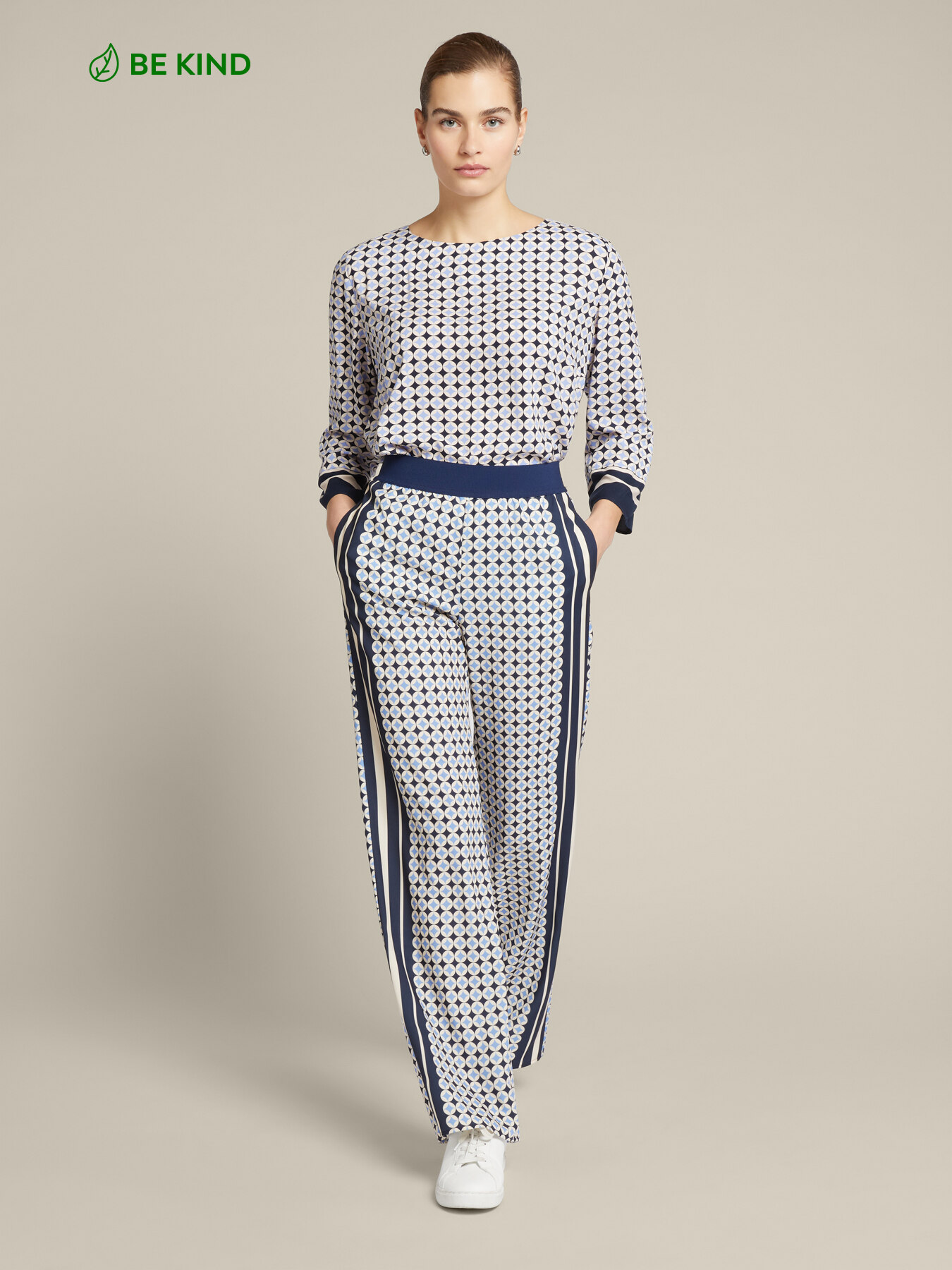 Gerade geschnittene bedruckte Hose image number 0