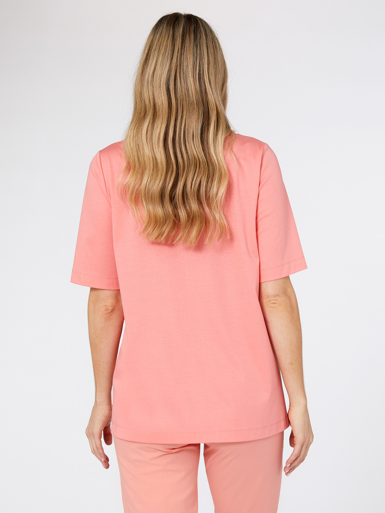 V-neck T-shirt with buttons at the hem image number 3