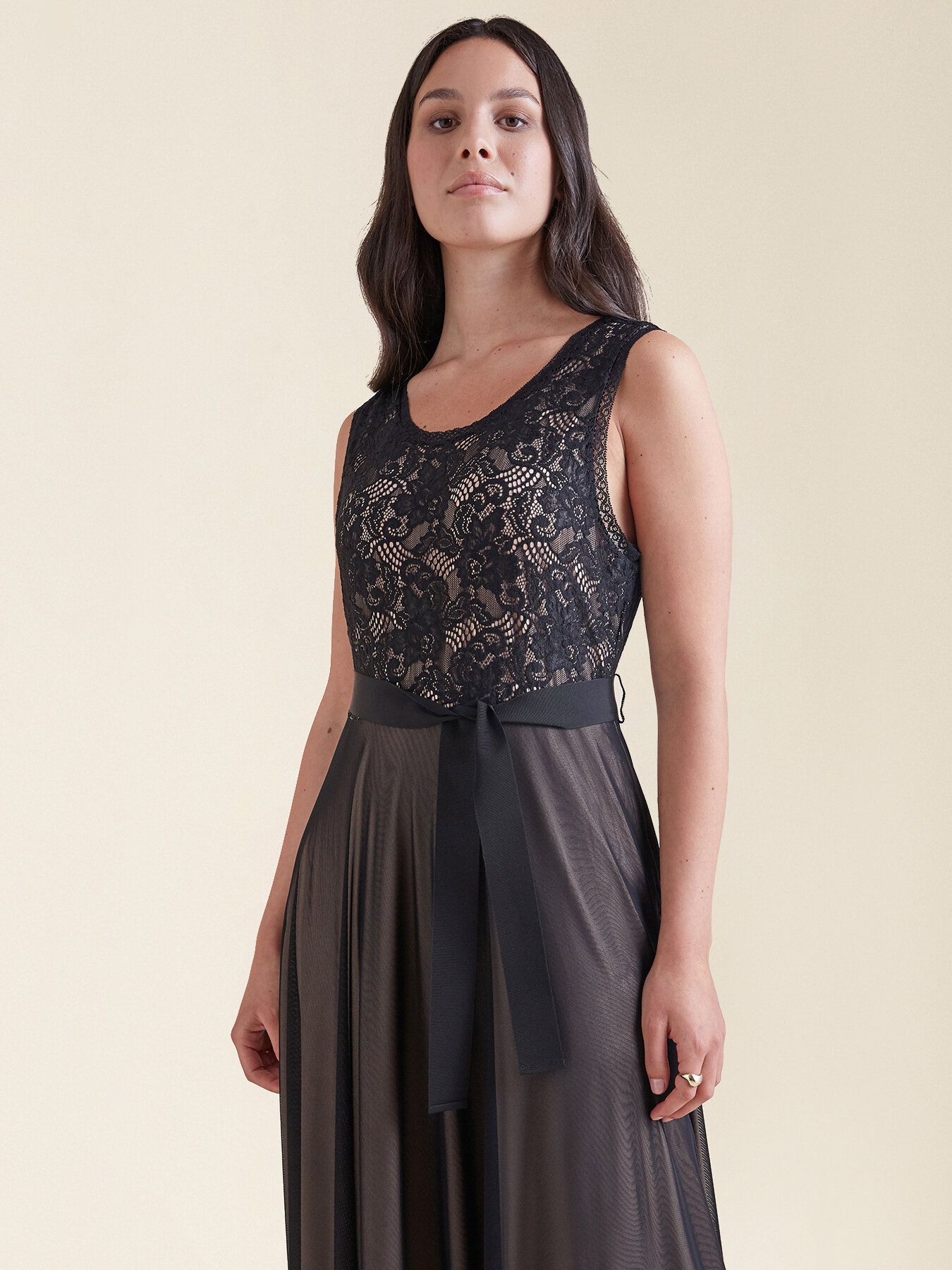 Vestido largo con encaje image number 2