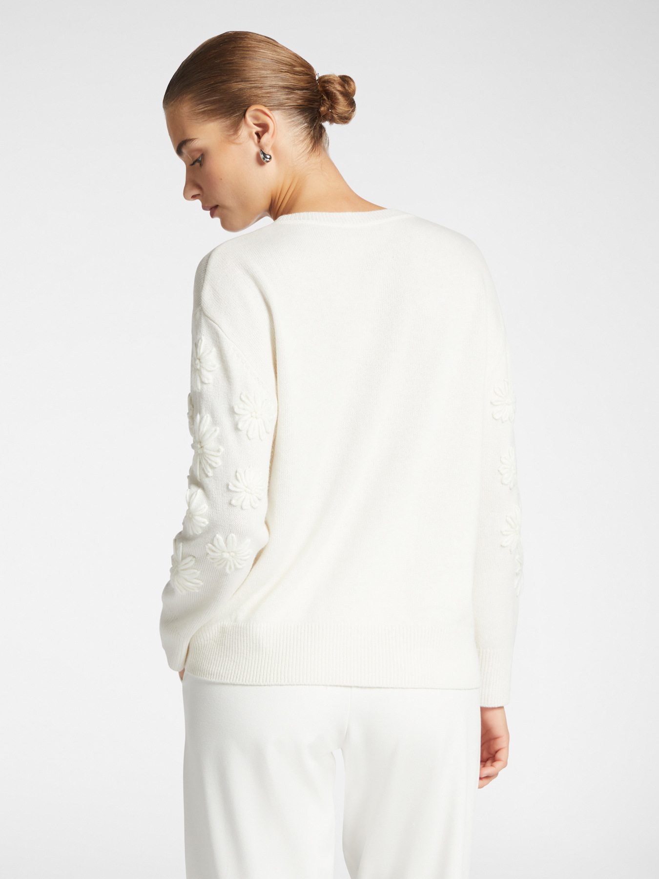 Pullover mit aufgestickten Blumen image number 1